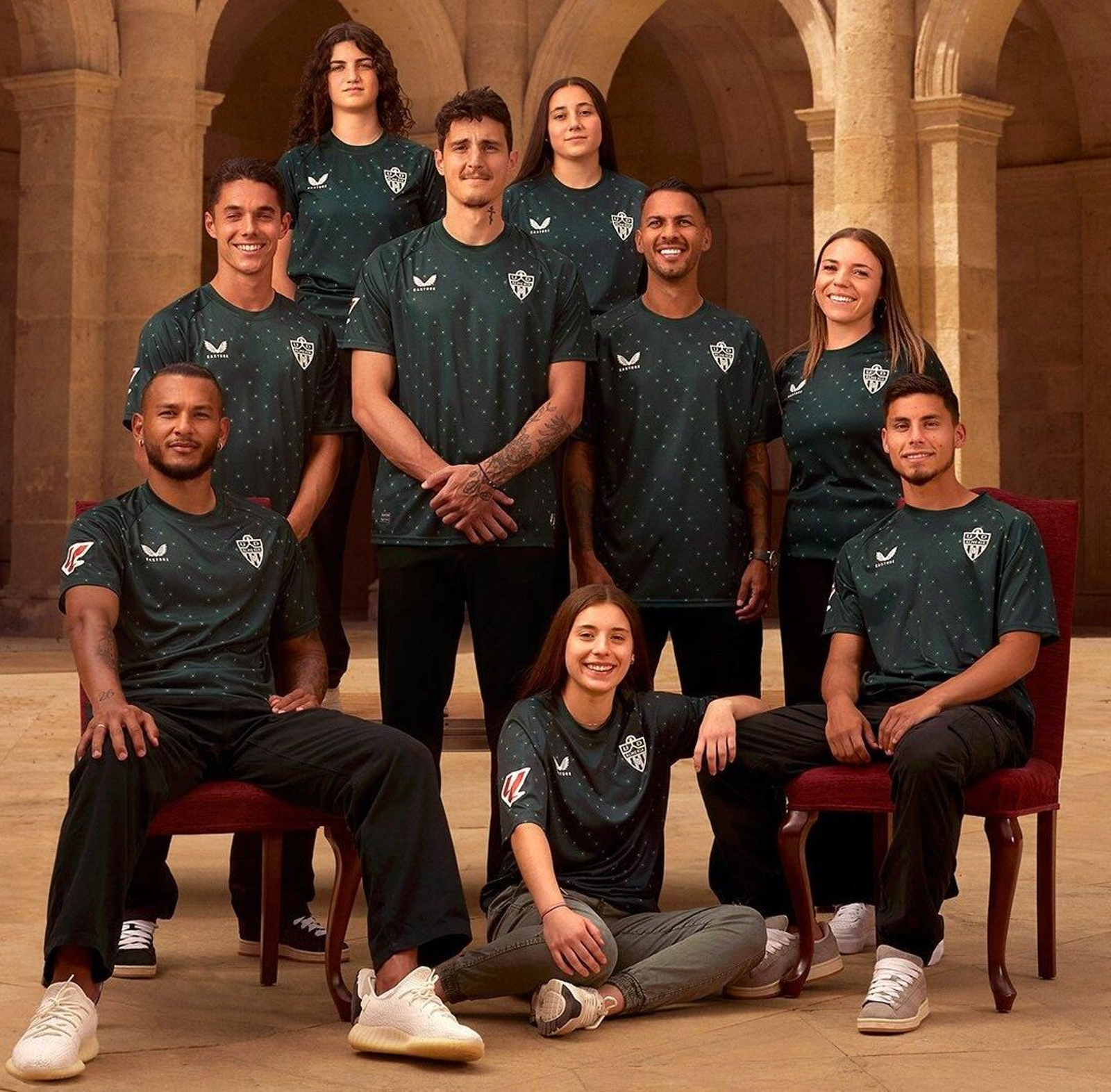 Varios jugadores del primer equipo y también de la sección femenina del club posan con la segunda equipación.