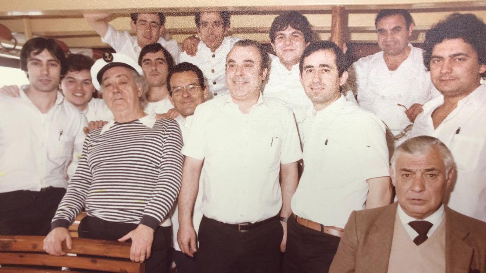 El carnavalero El Sopa junto con los camareros  de El Anteojo, durante una comida servida, en el Vapor, al congreso de los restaurantes de la Buena Mesa en 1984.