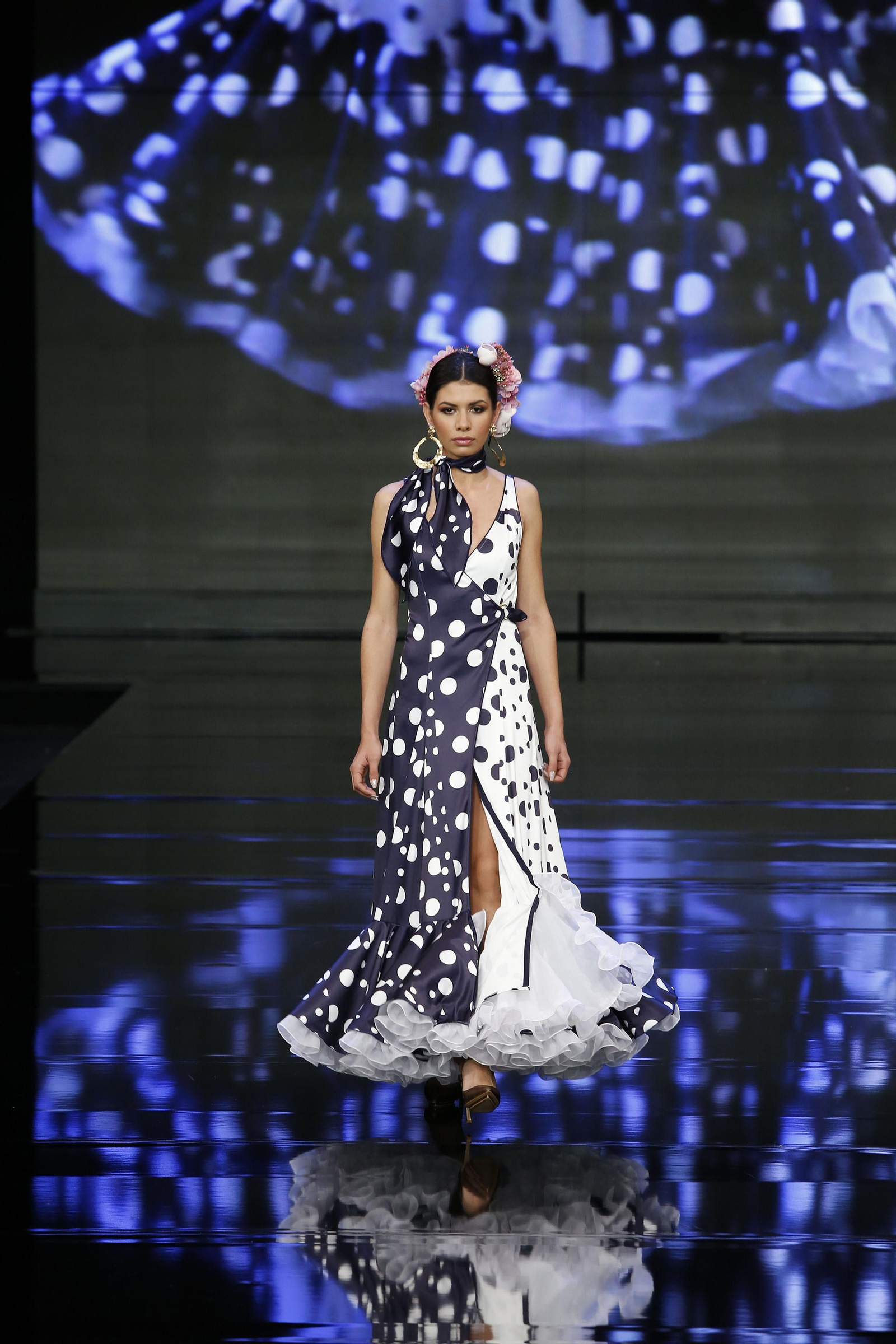 Rebeca Moda Flamenca con sus elegantes trajes bicolor.