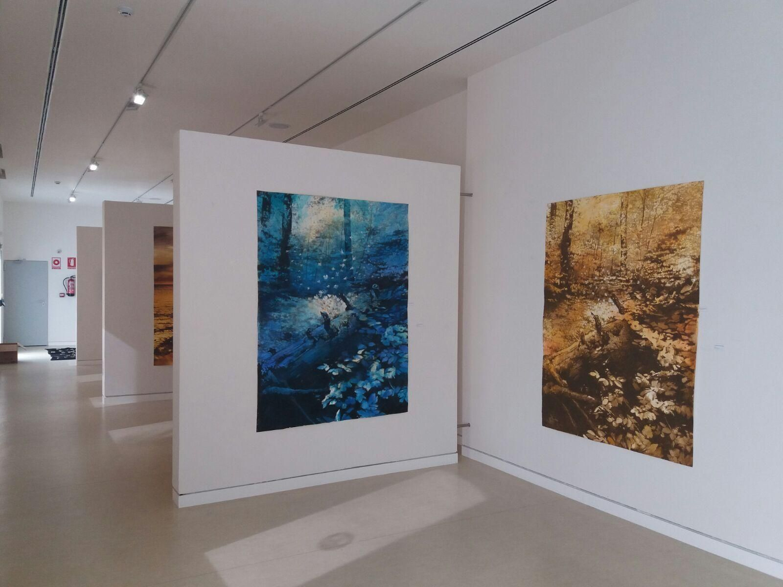 Las obras de la exposición 'Black Hole', ya colgadas en la sala temporal del Museo Cruz Herrera linense.