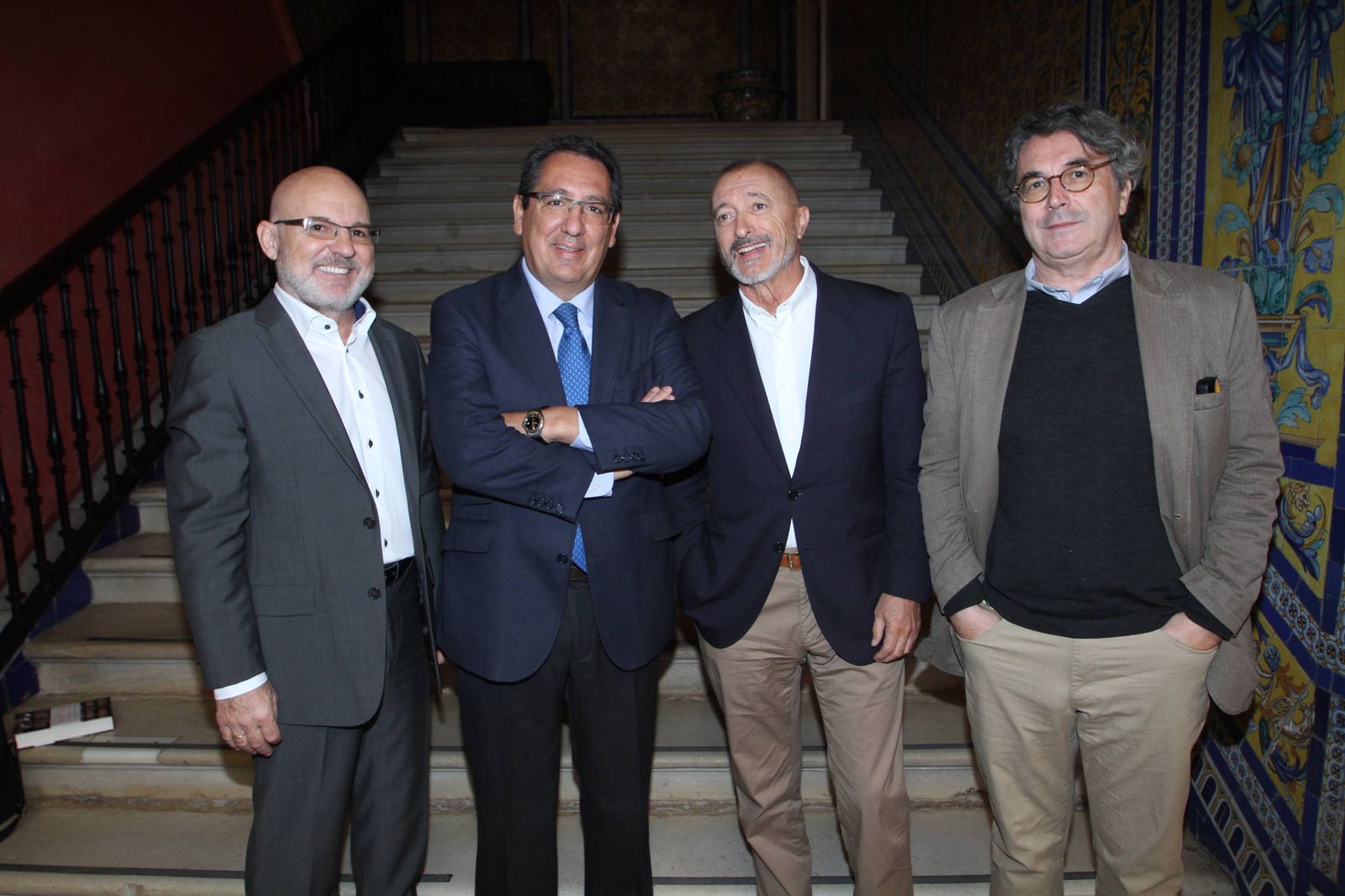 Jesús Vigorra, Antonio Pulido, presidente de la Fundación Cajasol, Arturo Pérez-Reverte y Andrés Trapiello, ayer poco antes de iniciarse las jornadas.
