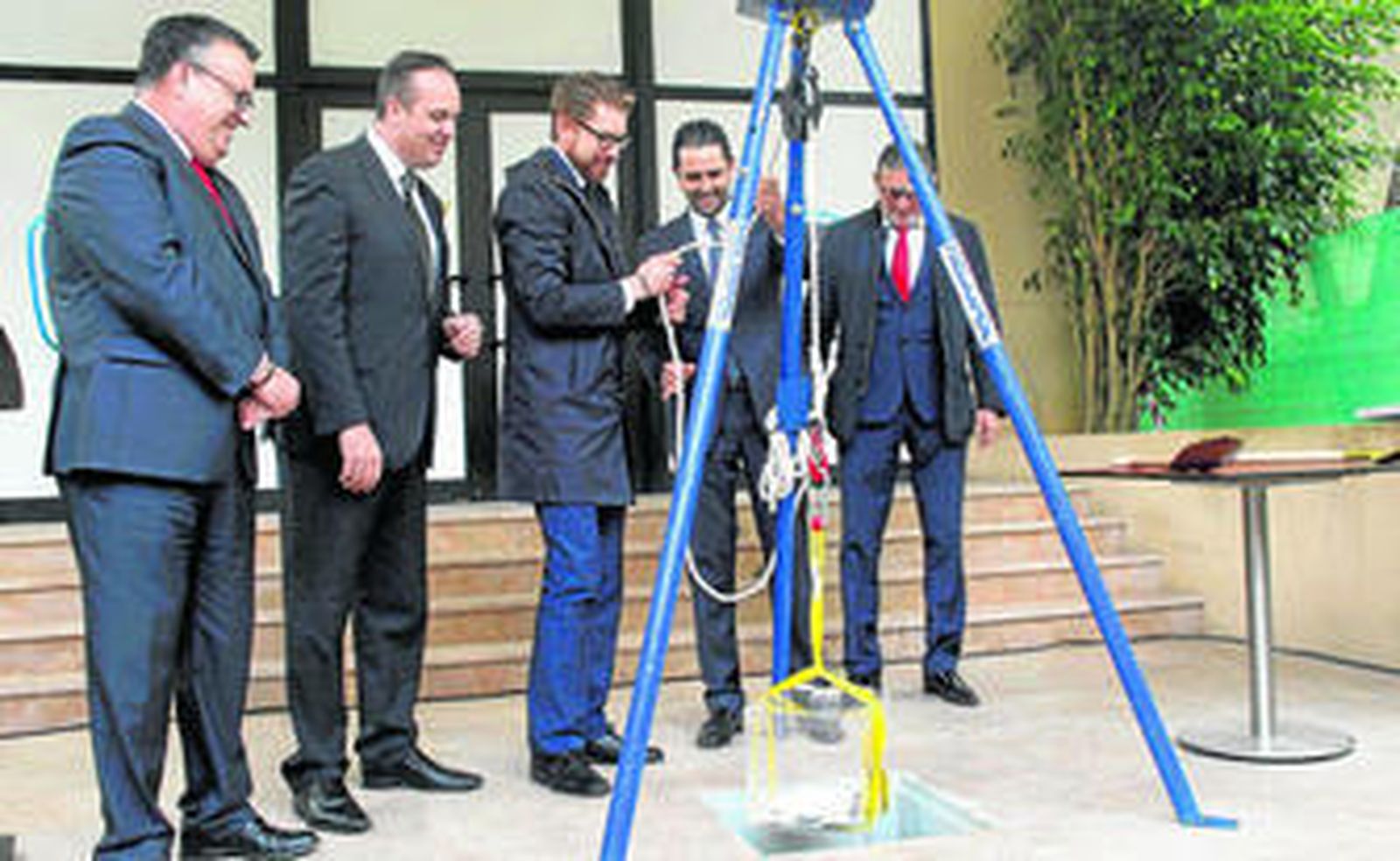 Los responsables de Novomatic, Ruiz Boix y Gavino, ayer en el acto de la primera piedra,