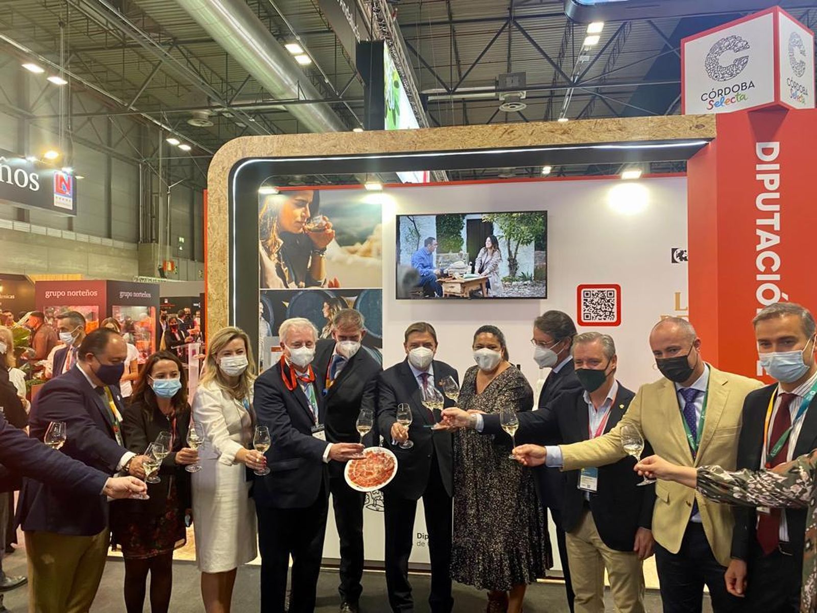 Dirigentes institucionales en el expositor de Córdoba en el 34 Salón Gourmets.