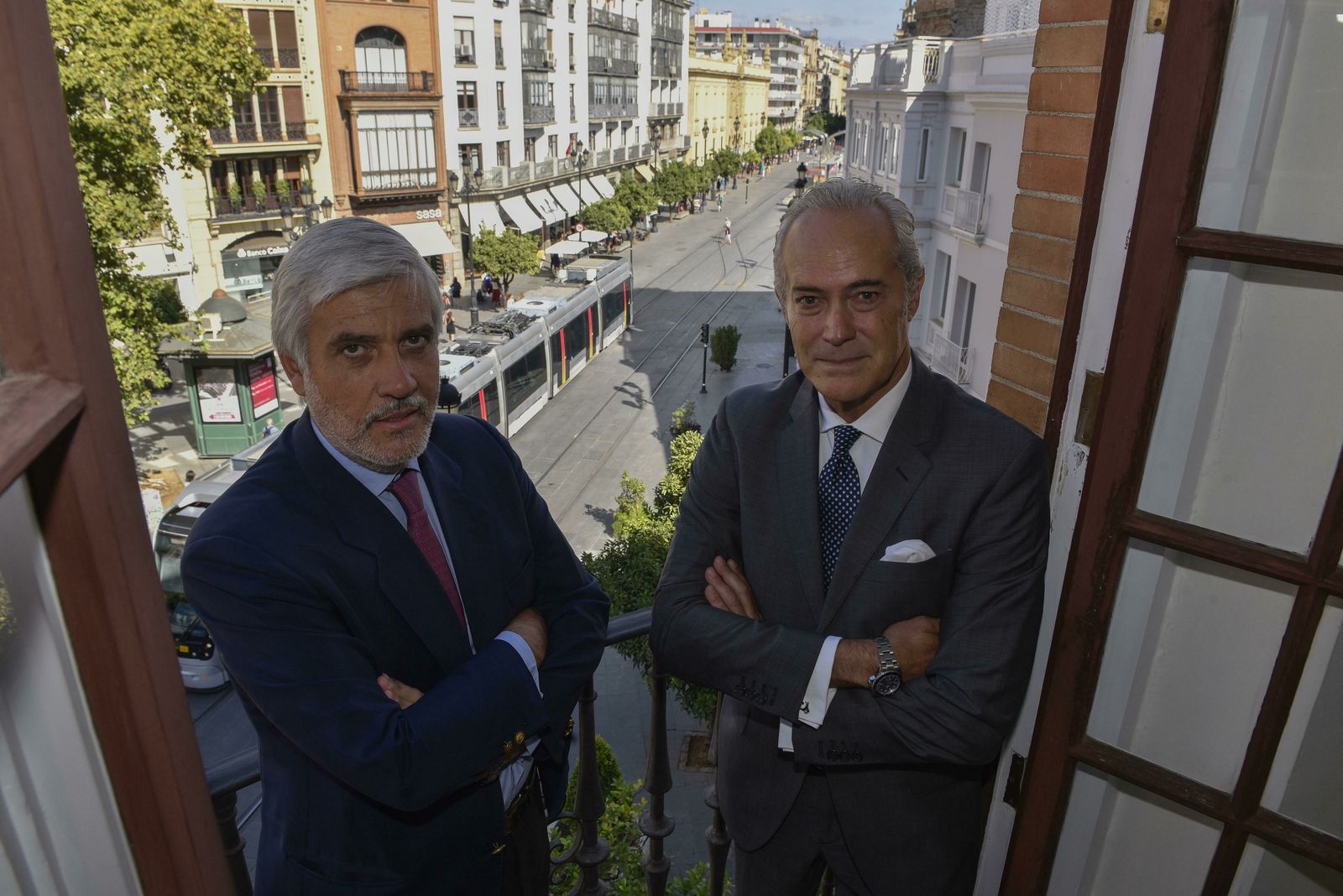 Borja Pemán –a la izquierda– y Francisco Gómez-Trenor, en la sede de Mirabaud en Sevilla.