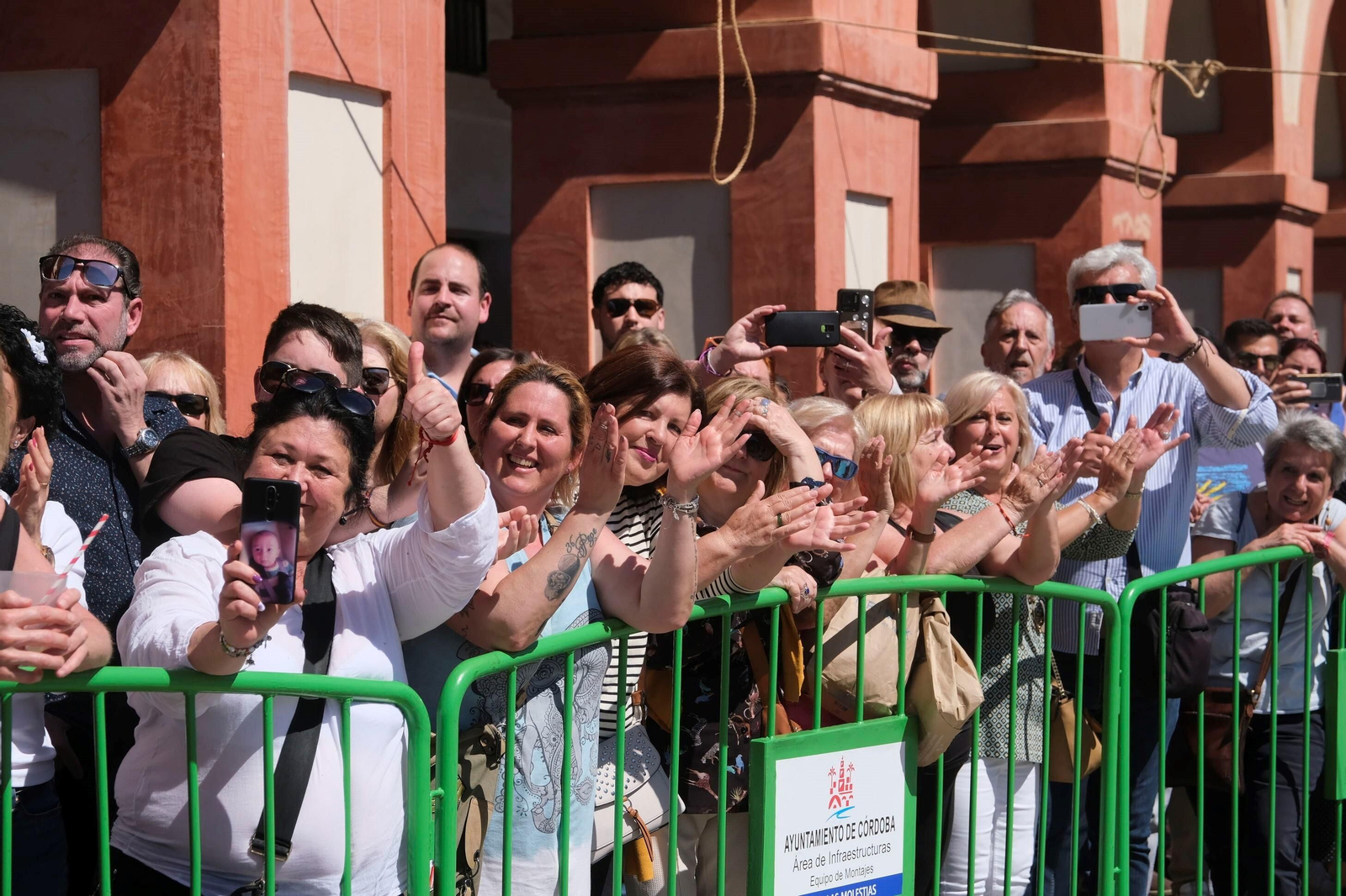 La 'máscletá' y el desfile de 'belleses' alicantinas celebrado en la plaza de la Corredera de Córdoba, en imágenes
