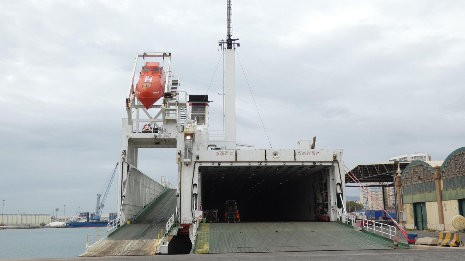 Popa del buque 'Friedrich Russ', con sus dos rampas de acceso para carga rodada.