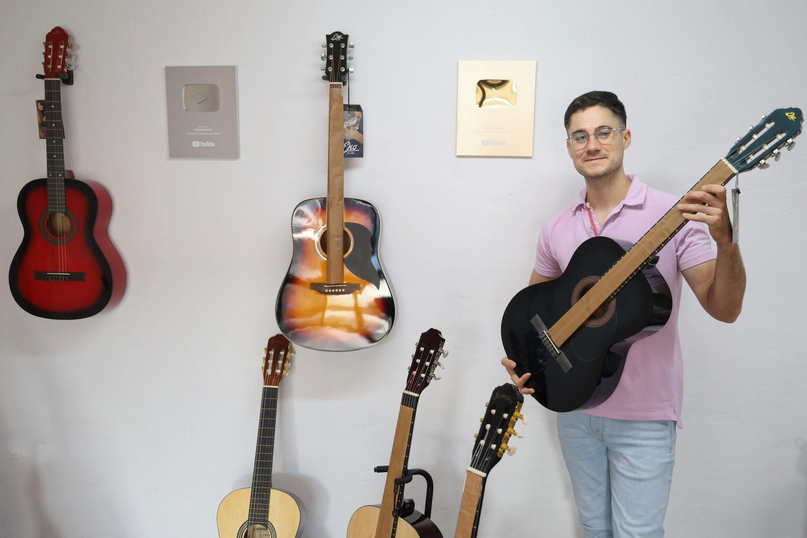 Las fotos de Adrián Campos, el malagueño que triunfa en TikTok y YouTube con sus clases de guitarra