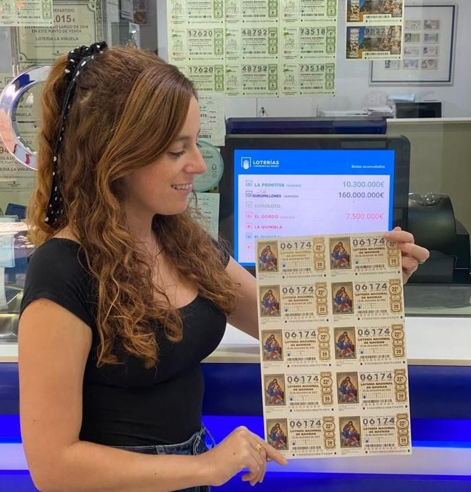 La encargada de la administración muestra el número 06714.