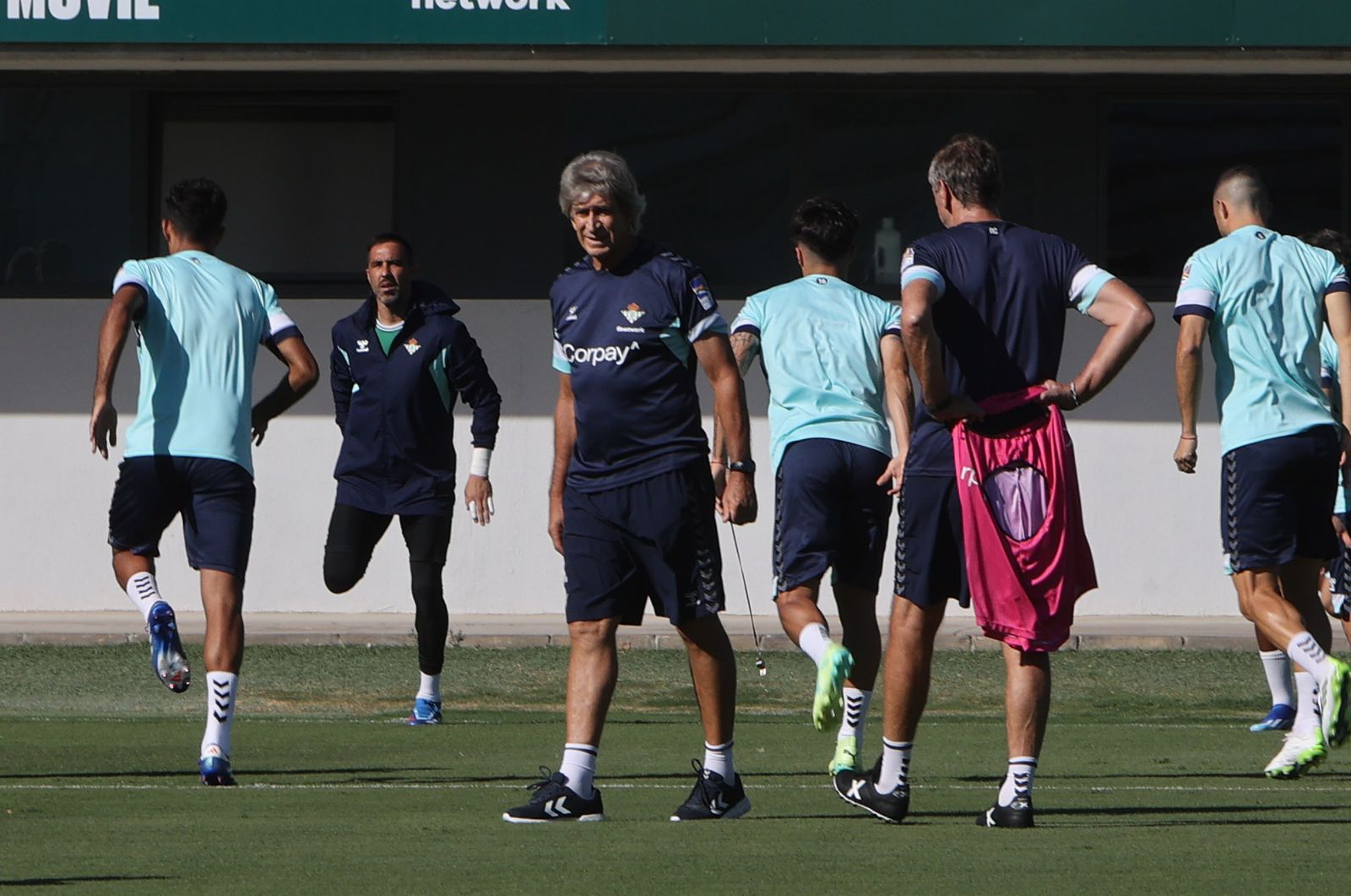 Pellegrini sigue con atención el trabajo de sus hombres en la sesión sabatina.