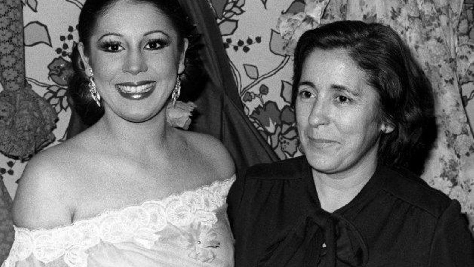 Isabel, en sus primeros años como cantante, acompañada de su inseparable progenitora.