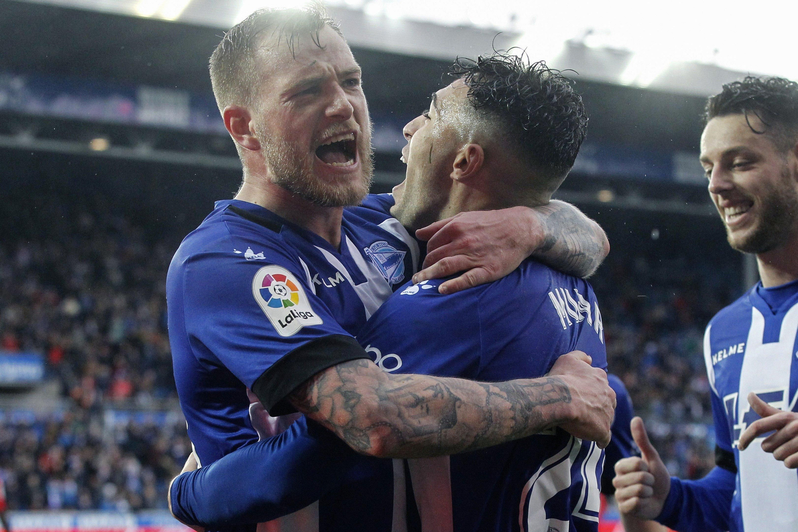 Guidetti y Munir celebran el 2-0 del conjunto vitoriano.