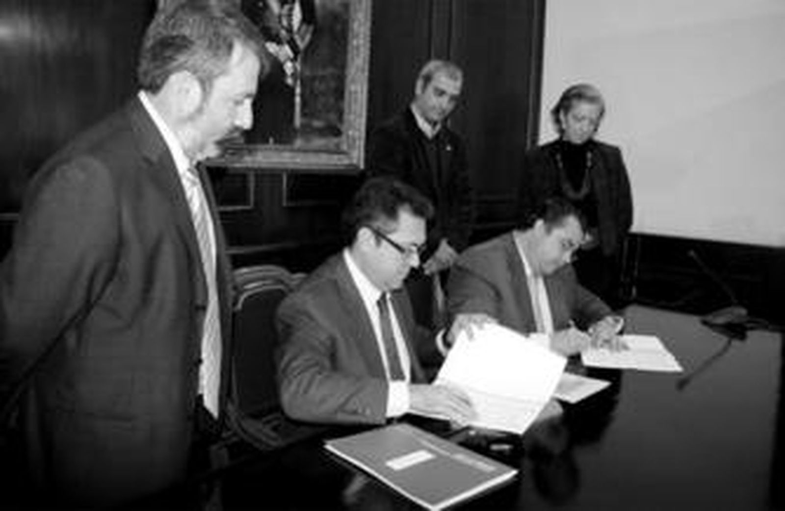 El consejero de Vivienda, Juan Espadas, con el alcalde, Enrique Moresco, durante la firma de un convenio para La Florida celebrada recientemente.