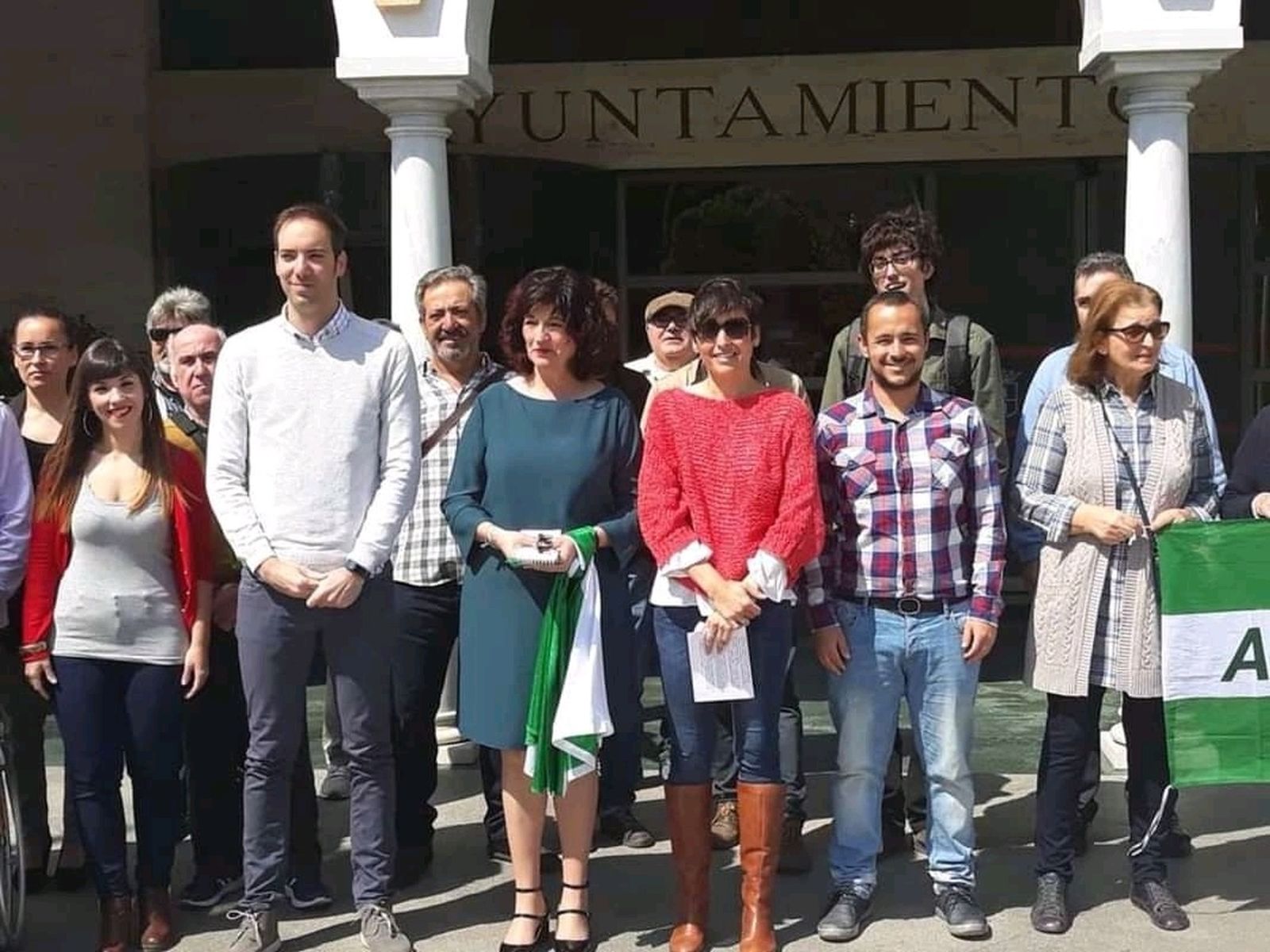 Pilar gonzález, junto a otros miembros de la candidatura de Adelante Dos Hermanas, antes de la campaña electoral de las municipales.