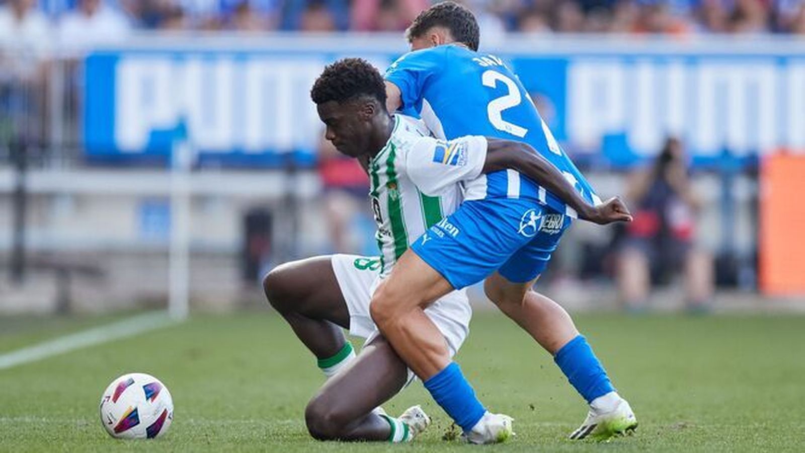 Javi López se sube encima de Assane Diao en una acción del partido.