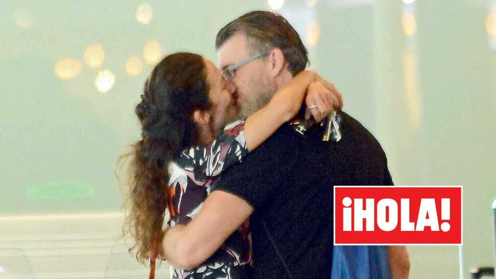 Telma y Robert, pillados besándose en el aeropuerto de Barcelona este verano.