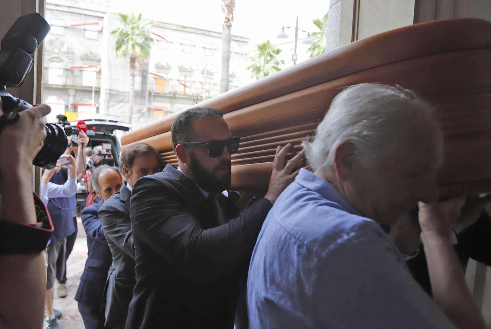 Llegada del féretro de Miguel Baez Litria la Capilla Ardiente de Huelva