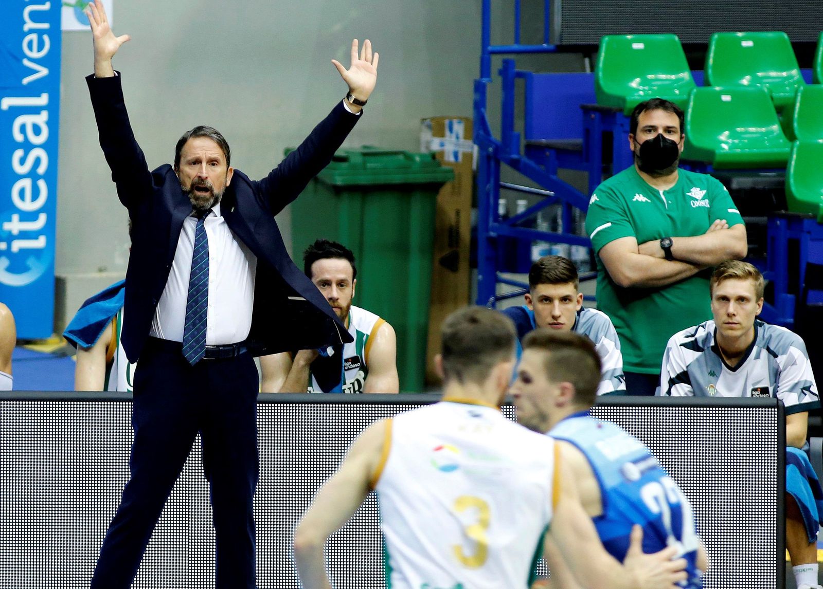 Joan Plaza demanda más atención a sus jugadores en el choque ante Burgos.