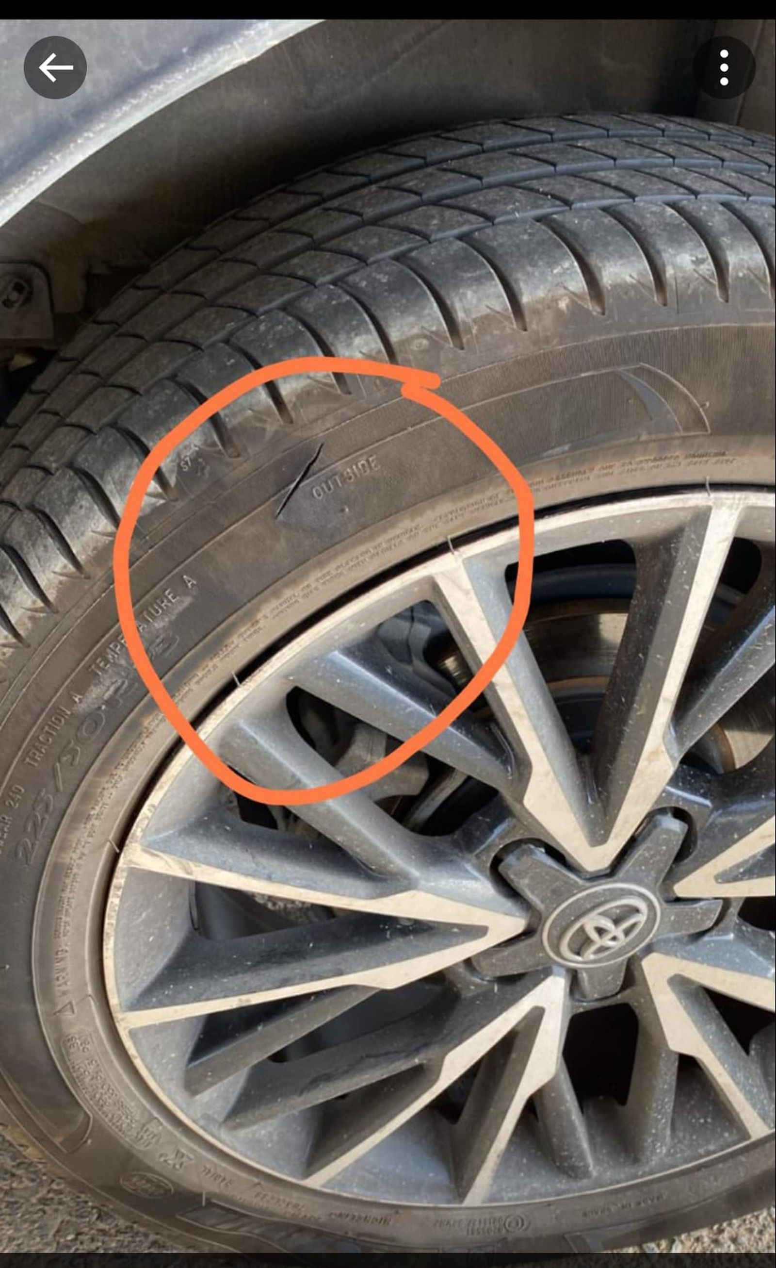 Una de las ruedas vandalizadas.