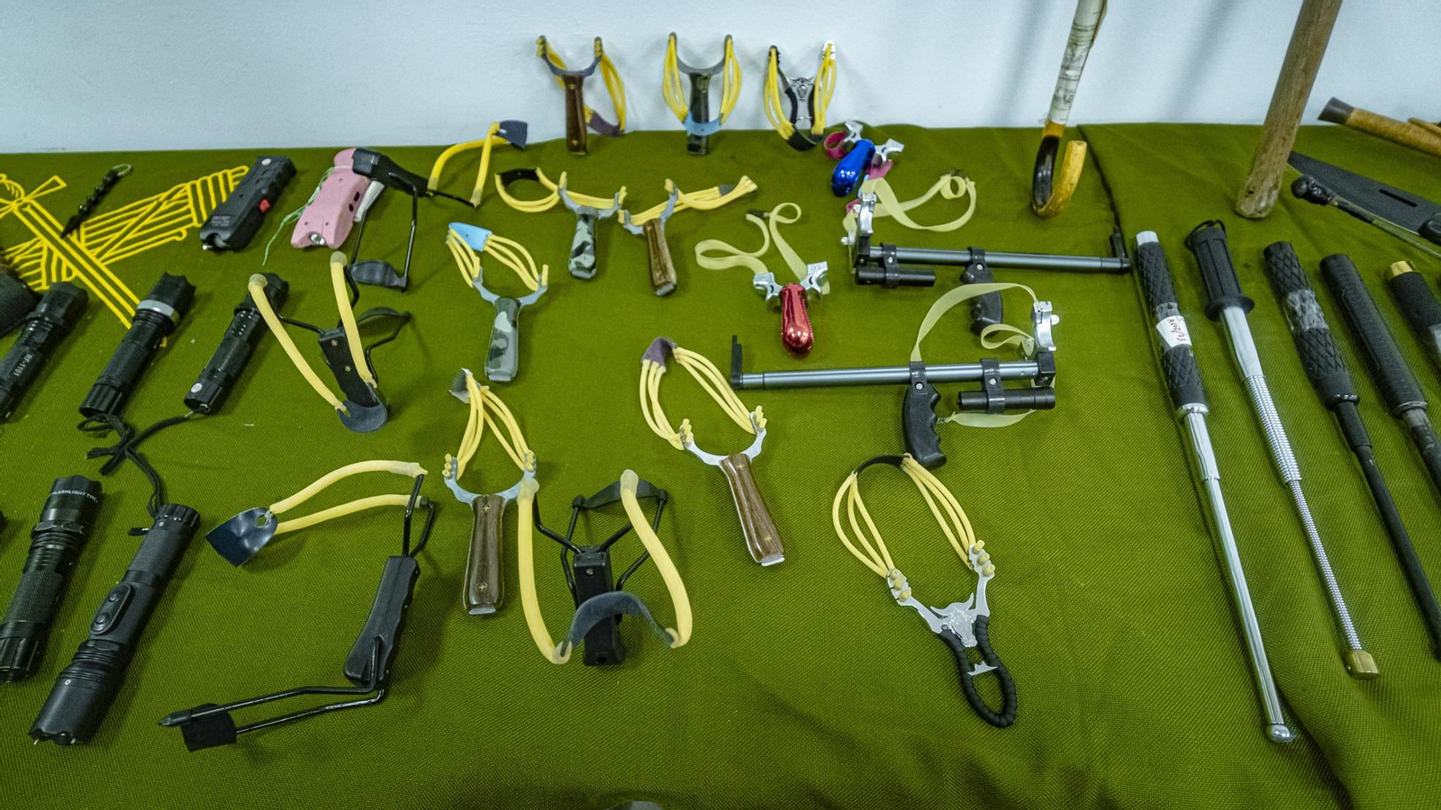 Armas y los objetos prohibidos requisados por la Guardia Civil en Cádiz