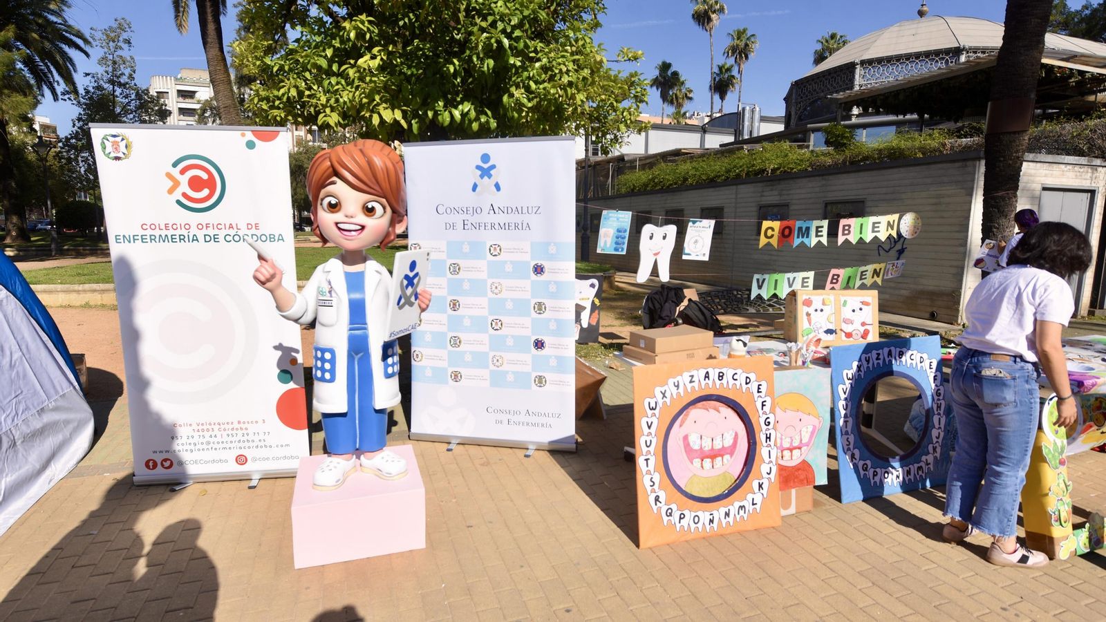 Un expositor en el Paseo de la Victoria.