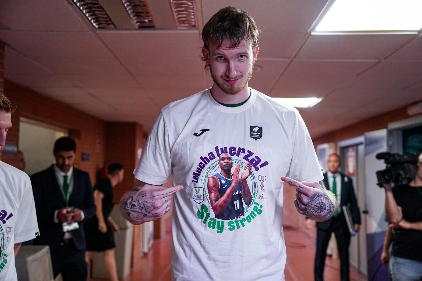 Olek Balcerowski se señala la camiseta.