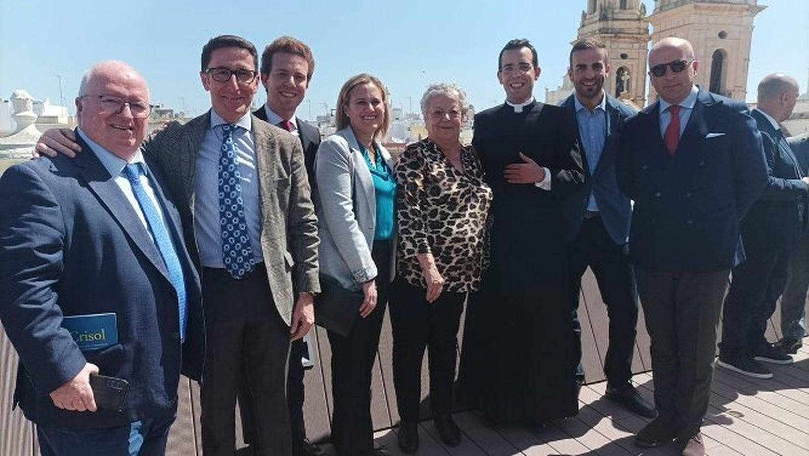 Carlos Medina, Manuel Ruiz Gené, Jaime Cano, Belén García, Momi Díaz, padre Diego Cano y los hermanos Juan y Pablo Durio, durante el cóctel.