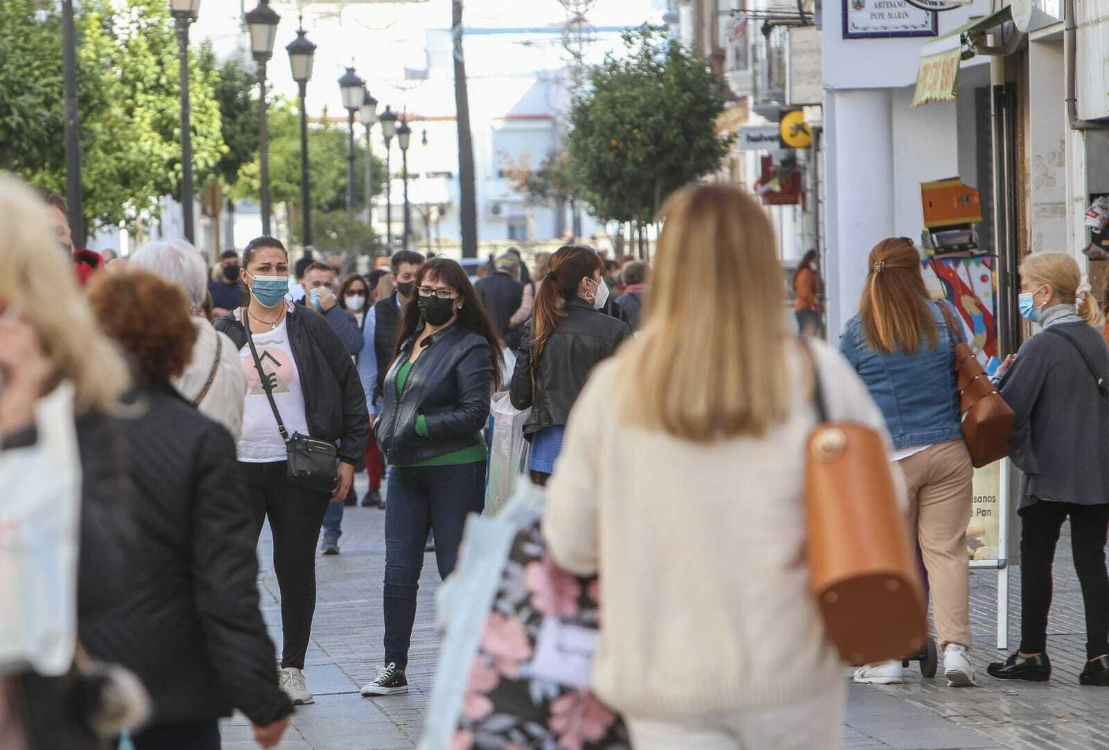 Vista de gente paseando por la céntrica calle La Plaza hace unos días.
