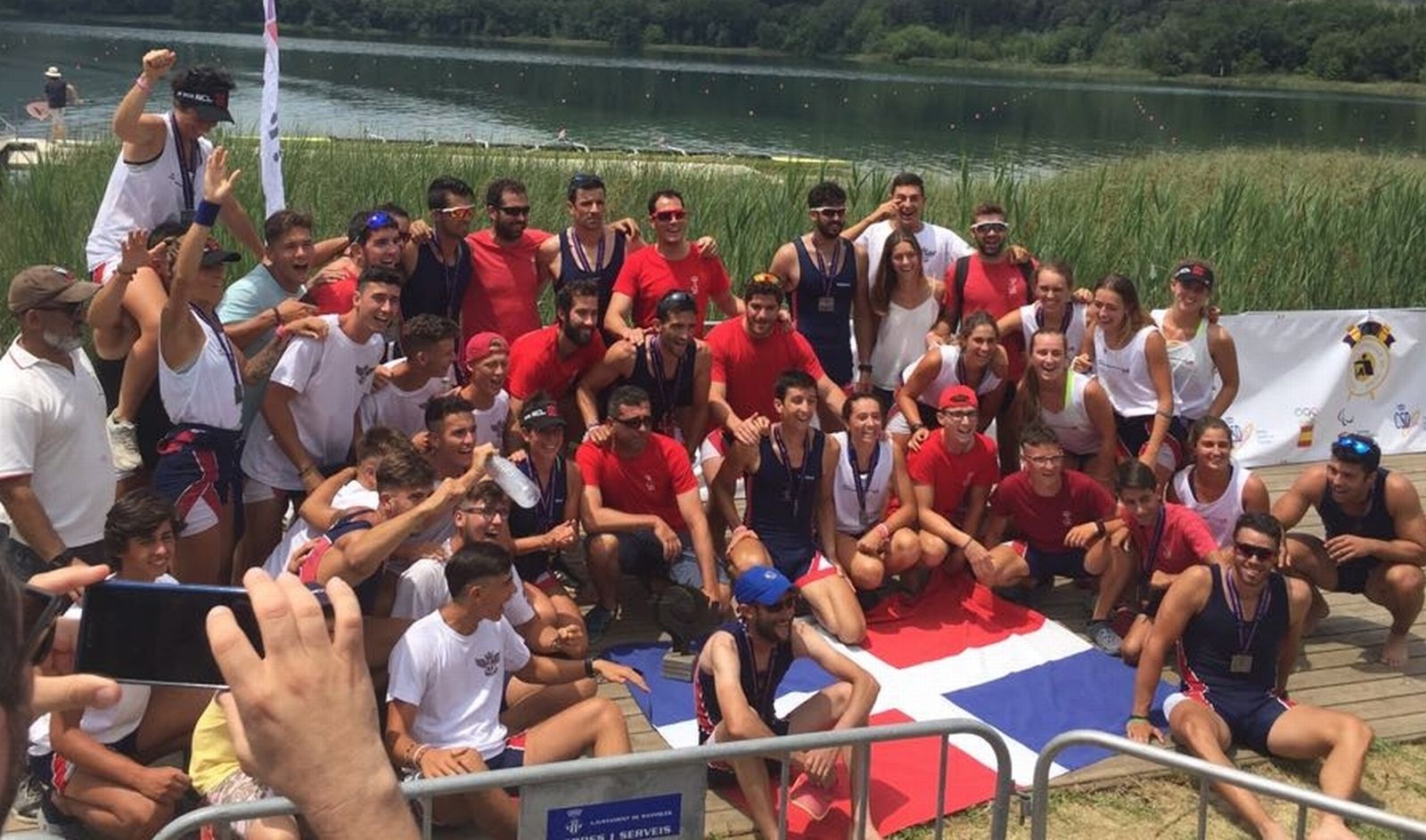 Los remeros del Labradores posan tras alzarse con el título nacional.