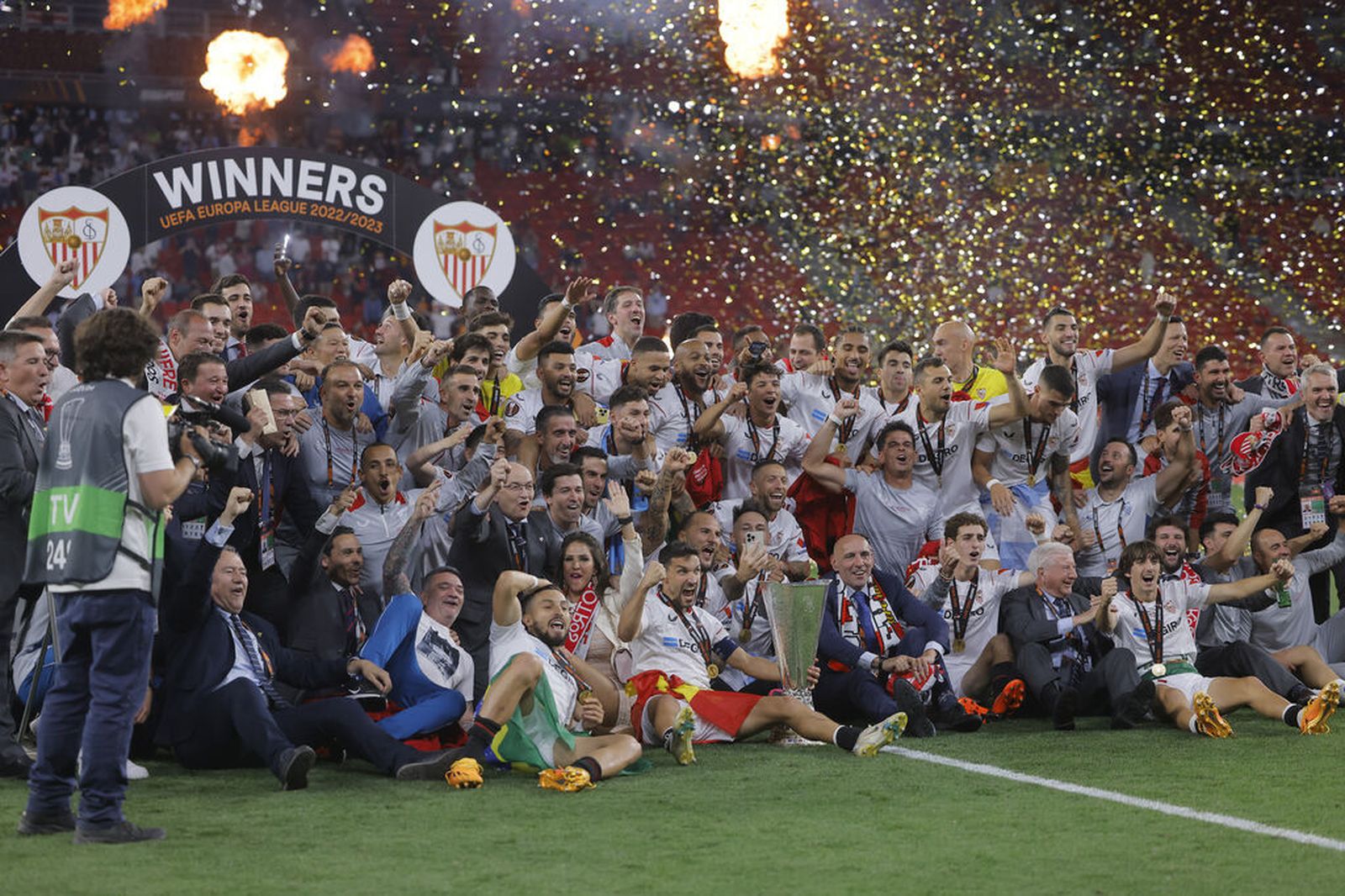 La plantilla del Sevilla, el consejo y el cuerpo técnico celebran el título en Budapest.