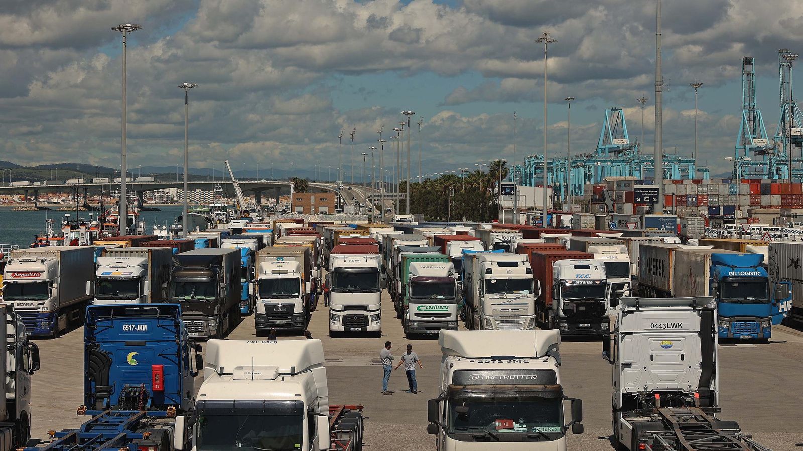 La estiba del Puerto de Algeciras secunda un paro de dos horas en protesta por el sistema ETS. Coordinadora pide tener en cuenta las alegaciones al control del CO2 en los buques para evitar la fuga de actividad a puertos extracomunitarios La estiba del Puerto de Algeciras secunda un paro de dos horas en protesta por el sistema ETS. Coordinadora pide tener en cuenta las alegaciones al control del CO2 en los buques para evitar la fuga de actividad a puertos extracomunitarios