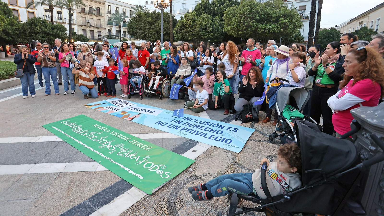 Manifestación de la Flampa de Jerez contra las faltas de recursos por necesidades especiales