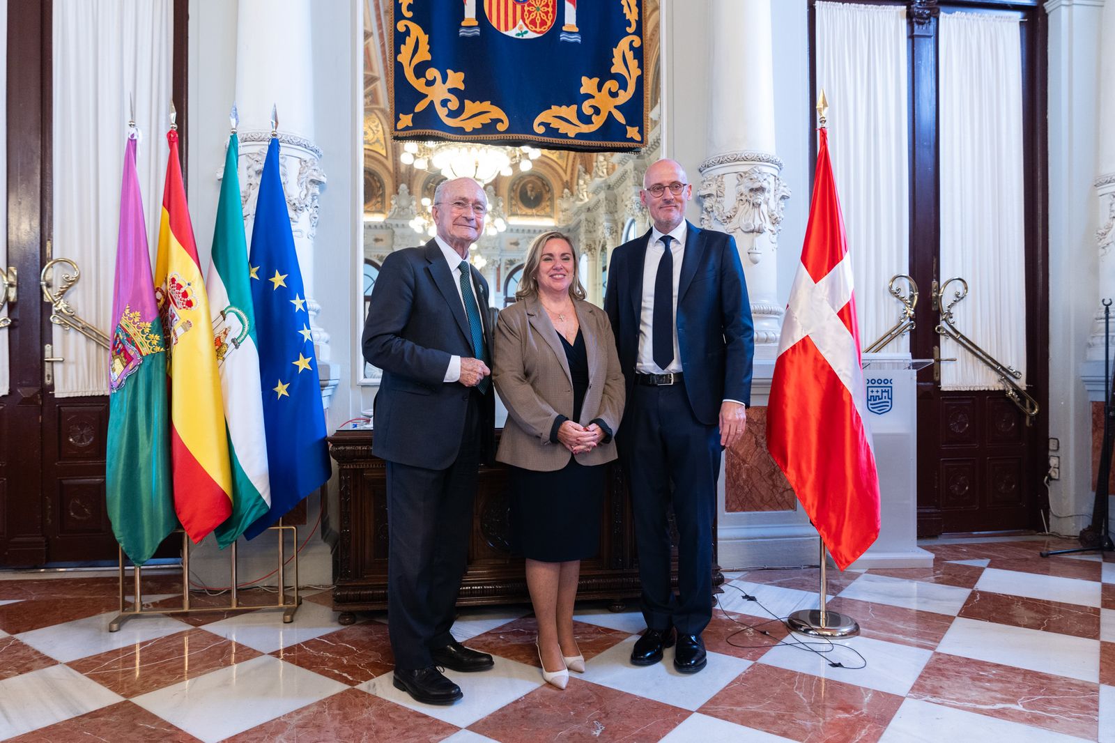 El alcalde de Málaga, Francisco de la Torre; la cónsul de Dinamarca en Málaga, Marisa Moreno, y el embajador de Dinamarca en España, Michael Braad