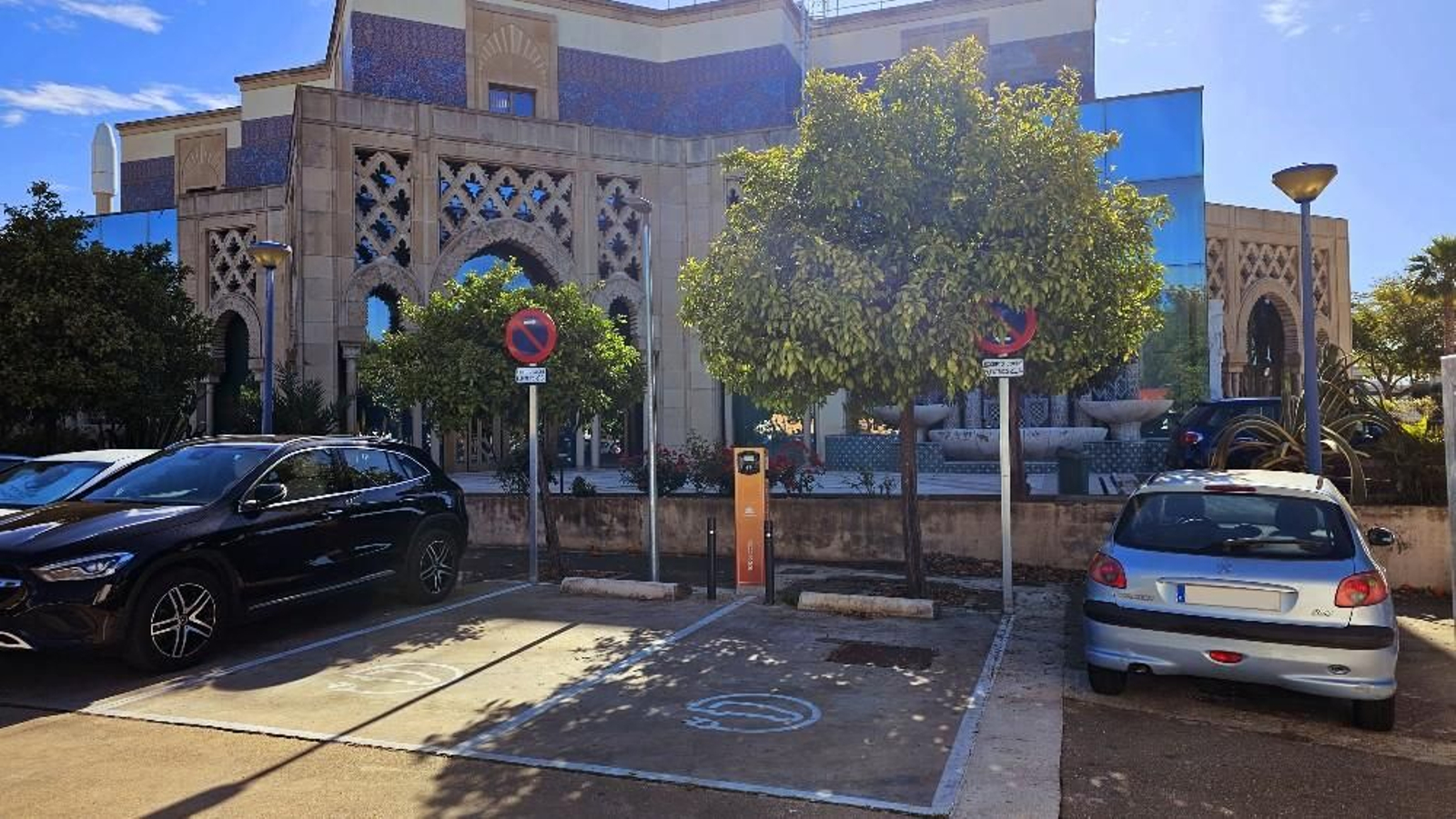 Uno de los puntos de recarga para vehículos eléctricos en la isla de la Cartuja de Sevilla Uno de los puntos de recarga para vehículos eléctricos en la isla de la Cartuja de Sevilla