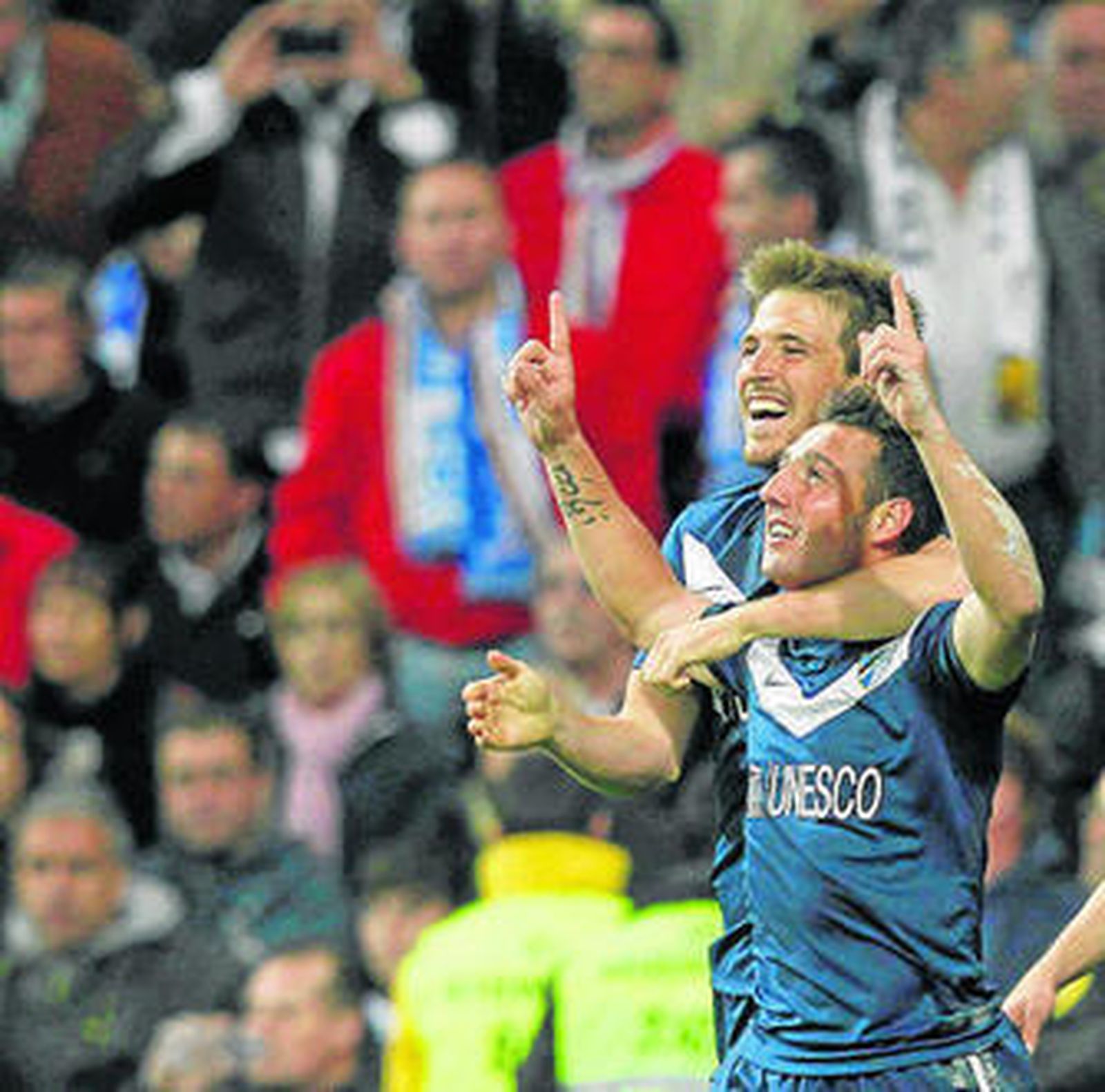 Cazorla, con dos dedos en alto, celebrando su gol en el Bernabéu.