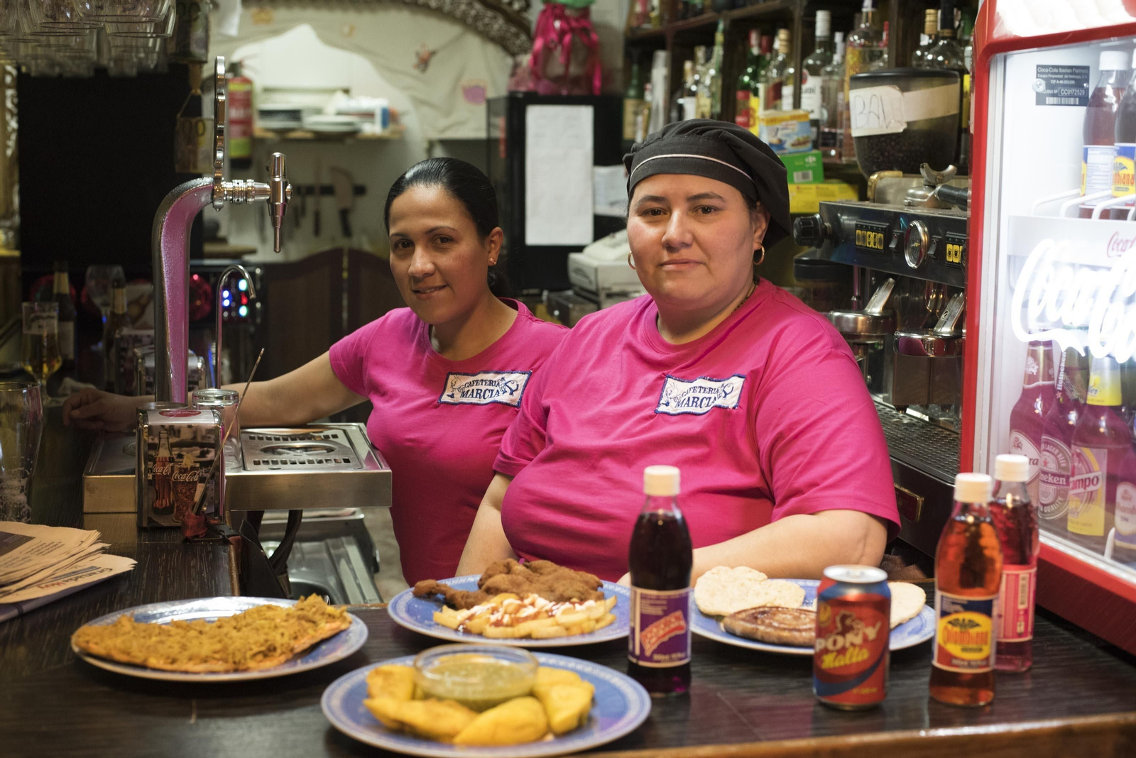 Sandra y Luz Mery tras la barra ofrecen auténticos manjares con sabor a Colombia, en el popular barrio del Zaidín.