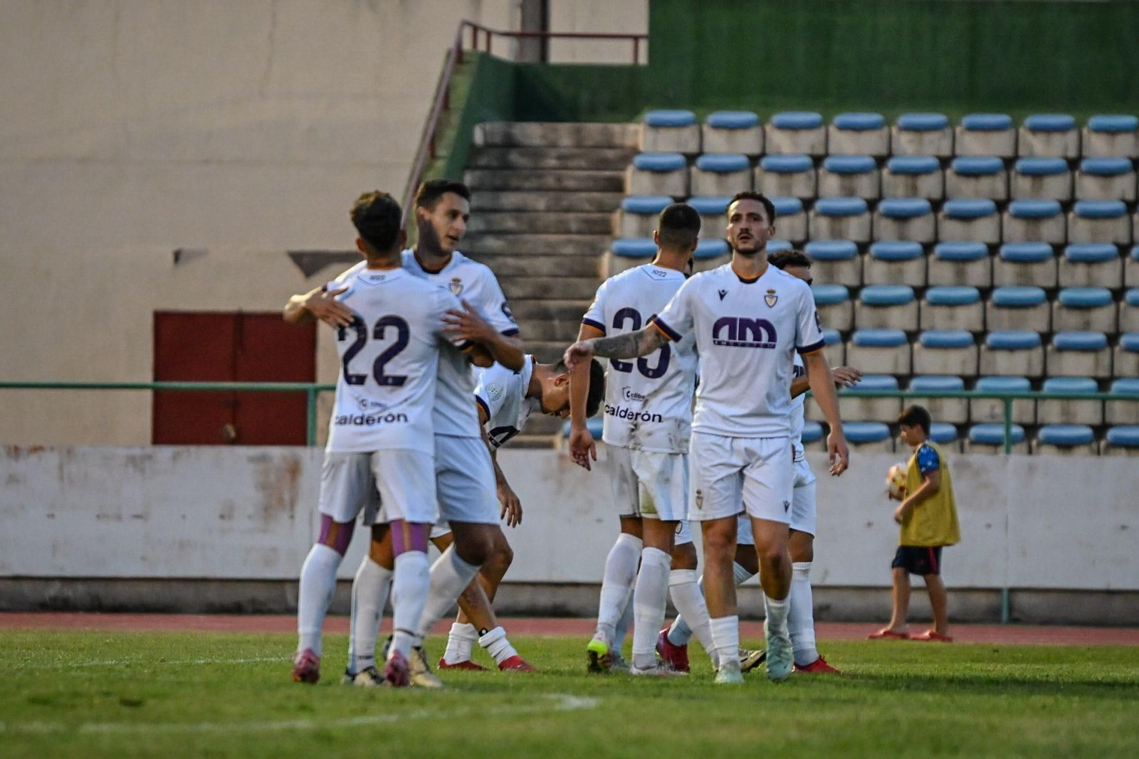 Los jugadores del Real Jaén disputan su último amistoso en Andújar.