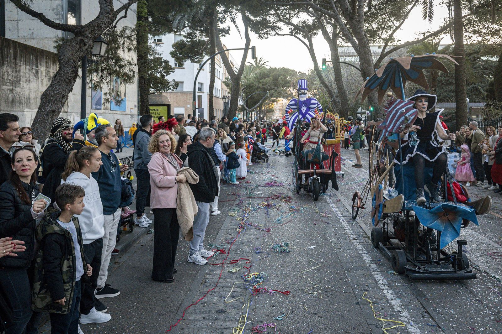Las mejores imágenes de la Cabalgata del Humor del Carnaval de Cádiz 2026