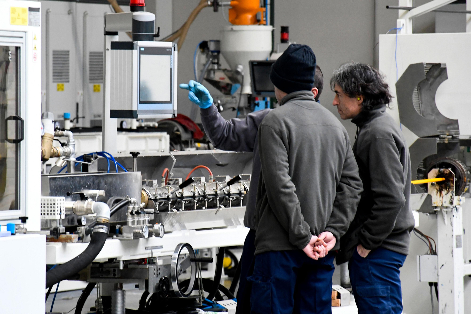 Trabajadores de una fábrica de cartuchos biocompostables. Trabajadores de una fábrica de cartuchos biocompostables.