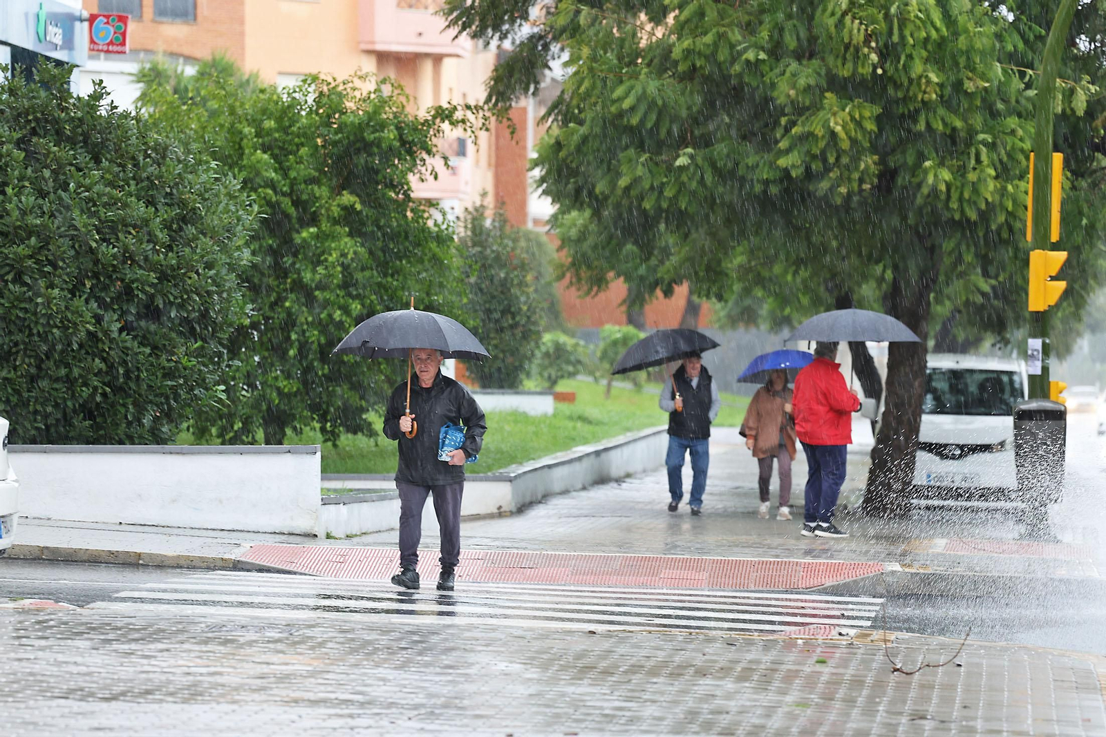 Imágenes de la lluviosa mañana de sábado en Huelva