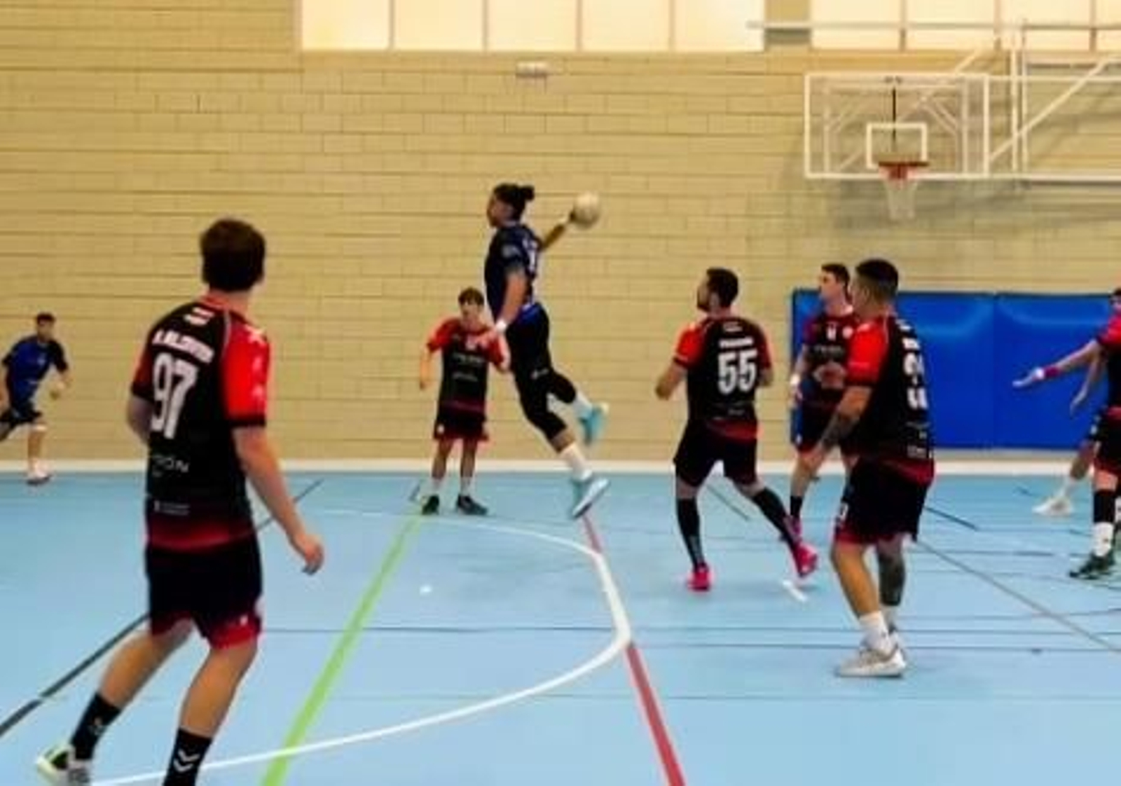 Un jugador canterano-sureño en plena ejecución de un tiro durante un encuentro disputado en casa.