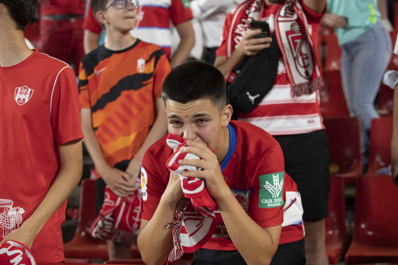 El desconsuelo tras el descenso del Granada CF, en imágenes