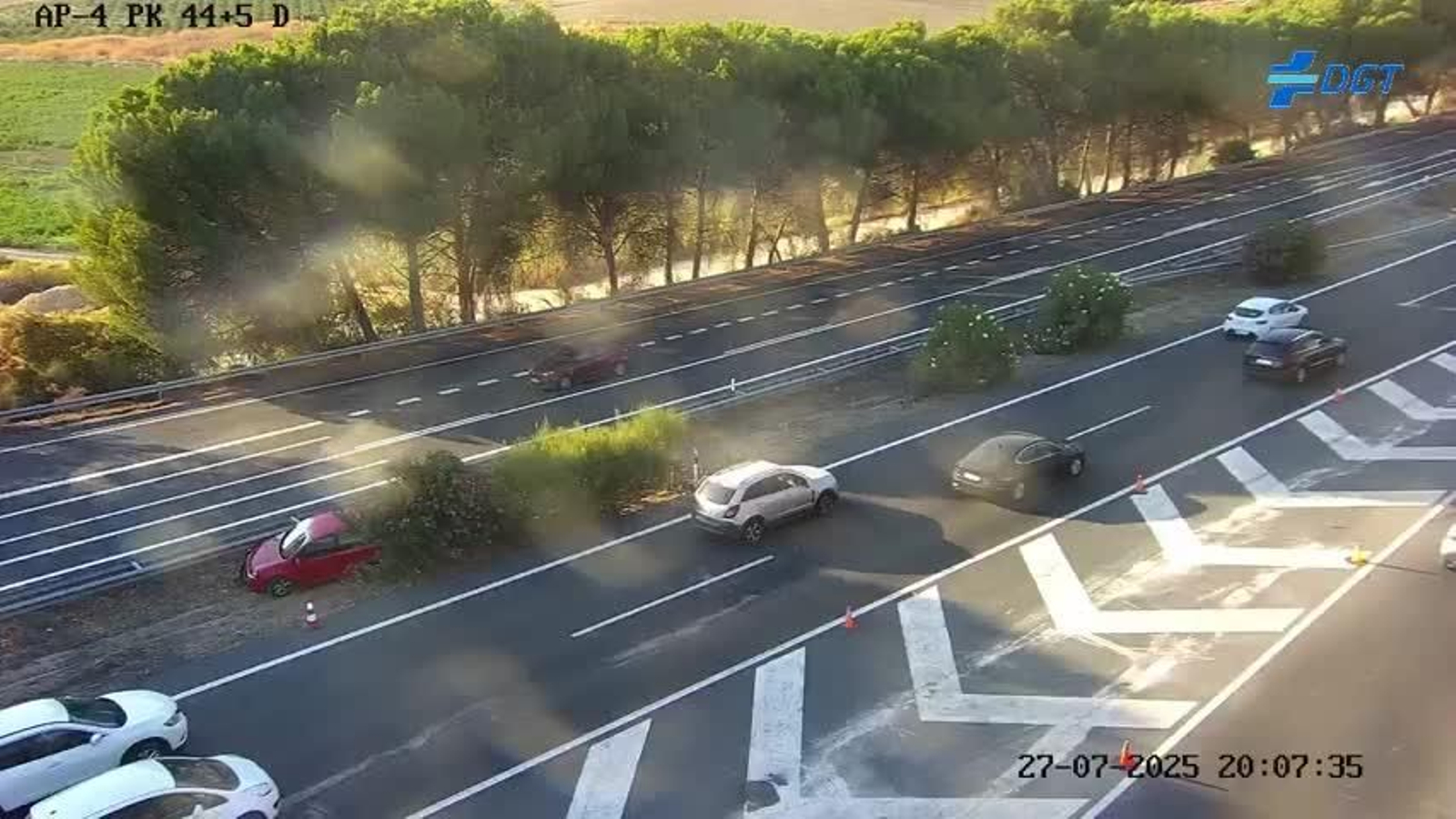 El coche implicado en el accidente de Las Cabezas sigue en la mediana horas después del siniestro.