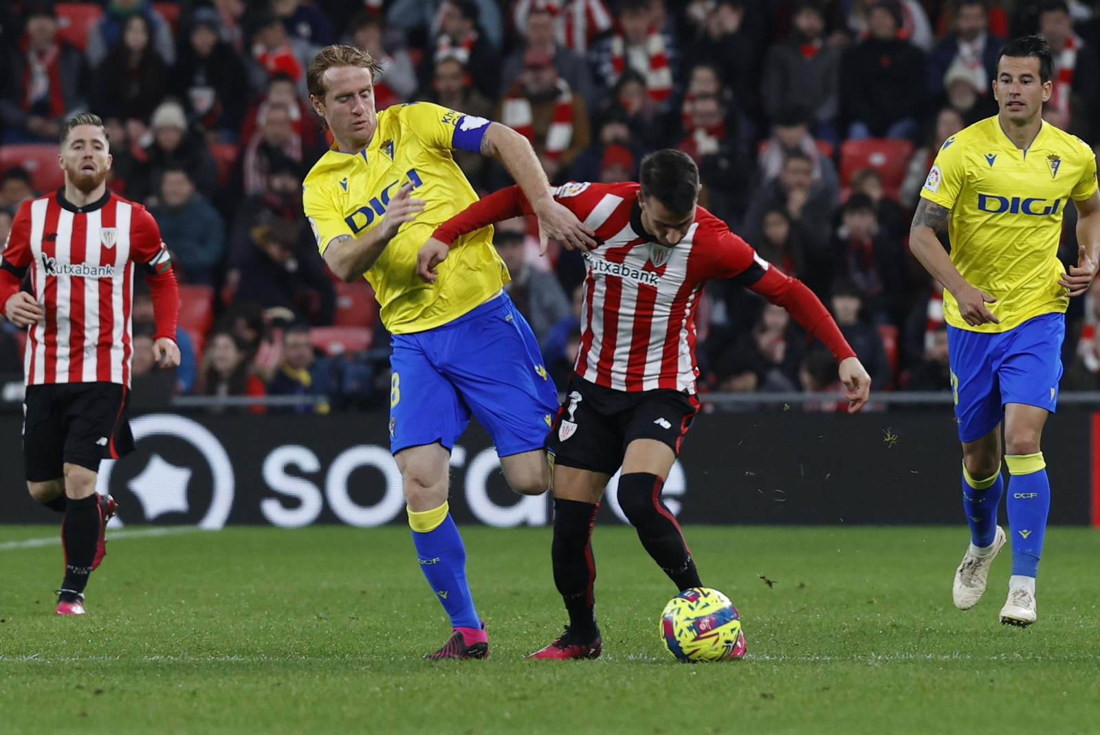 Álex Fernández pugna con Berenguer.