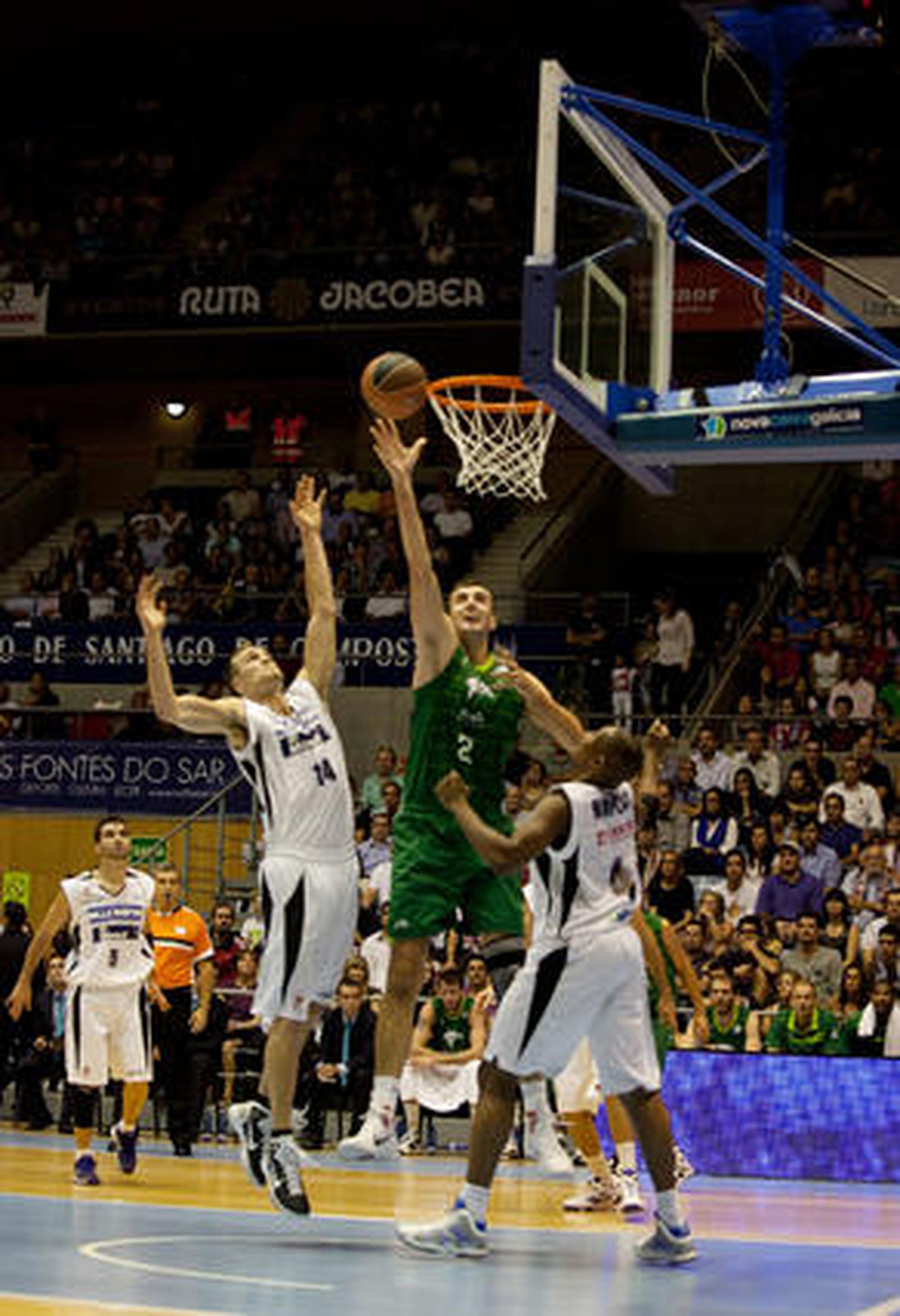 Unicaja vence en Santiago al Blusens Monbus por 71-78 después de sobreponerse a un mal inicio

Foto: ACBMEDIA