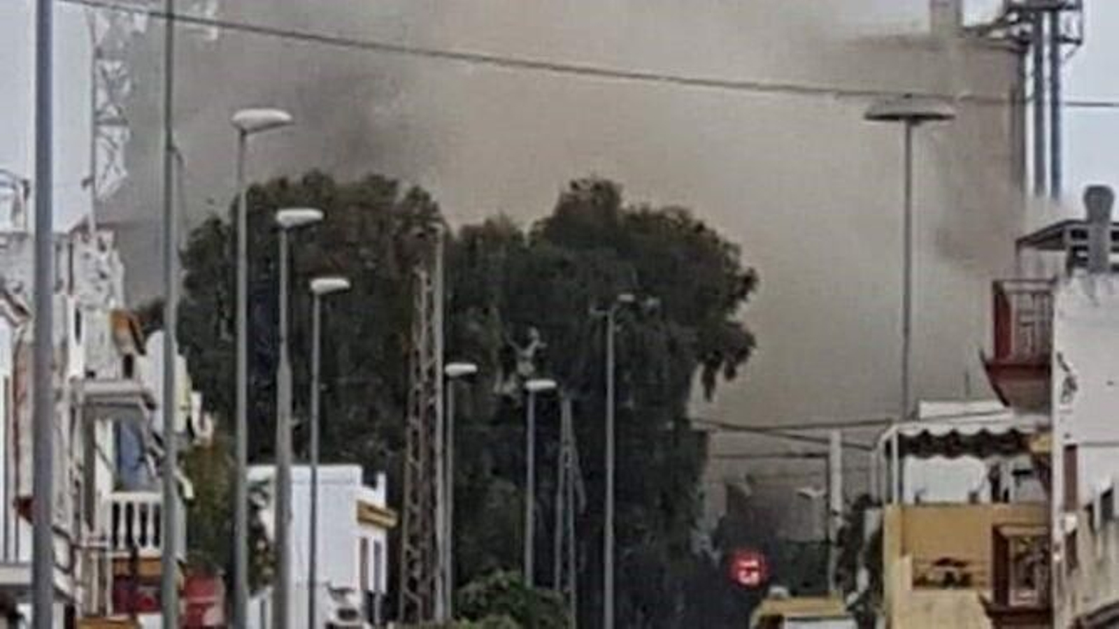 Una imagen tomada por los vecinos de humos en la Cementera y difundida por Alwadi-ira.