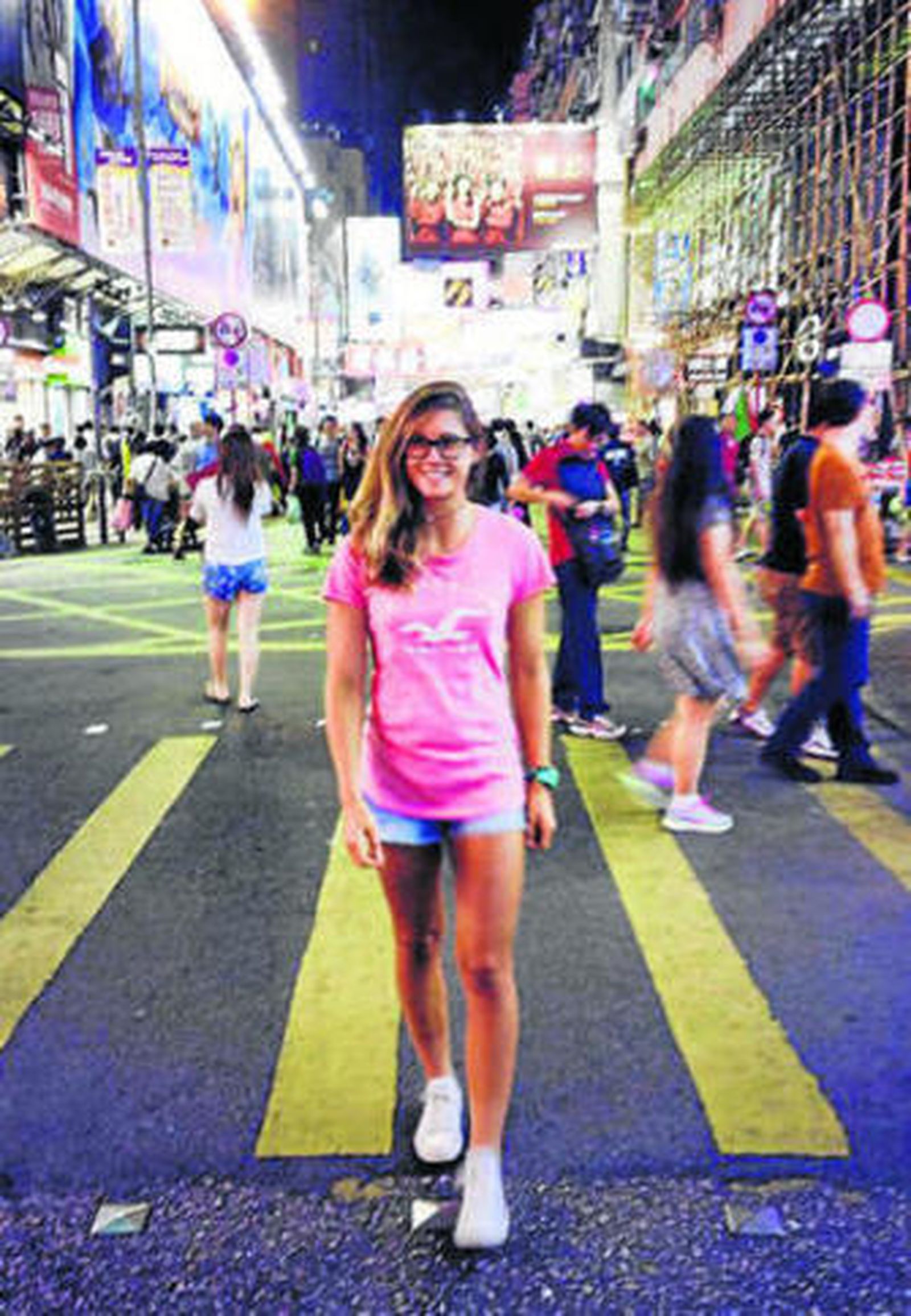 Gisela pasea por las calles de Hong-Kong.