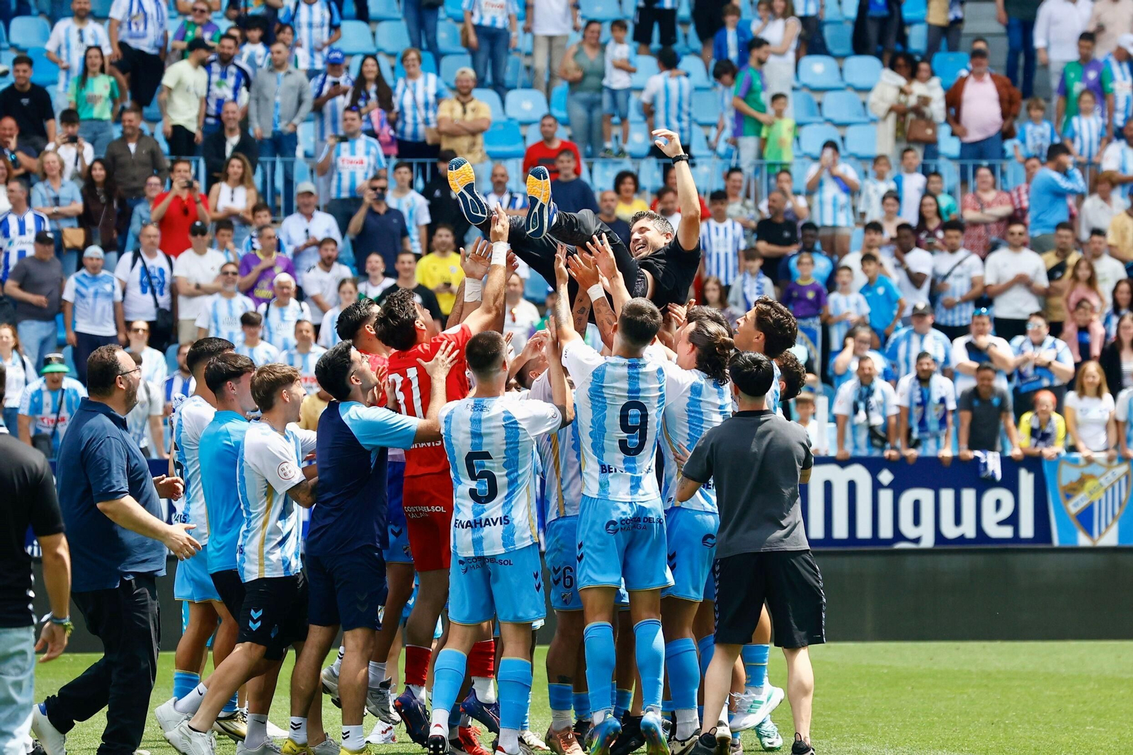 Funes, manteado por los jugadores del filial.