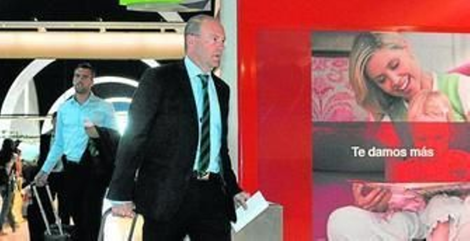 Pepe Mel, antes de un desplazamiento con el equipo verdiblanco en su anterior etapa como entrenador.