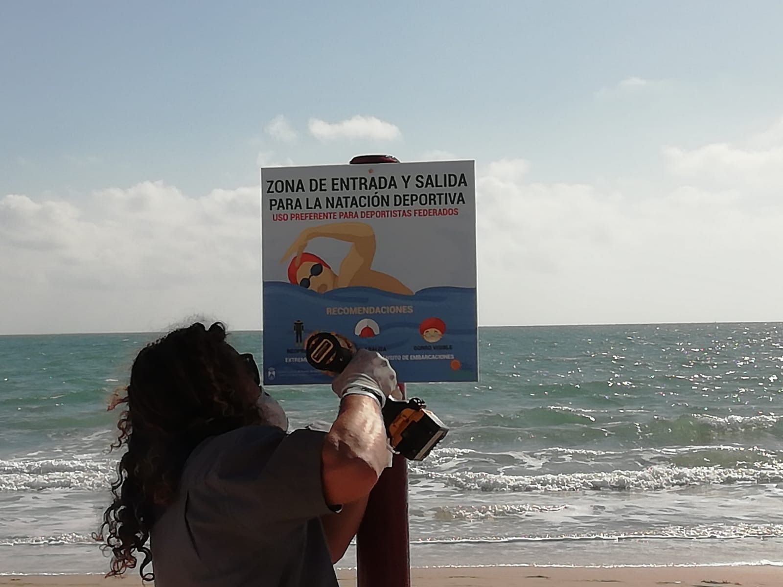 El Ayuntamientoha  señalizado cuatro  calles para la natación en las playas.