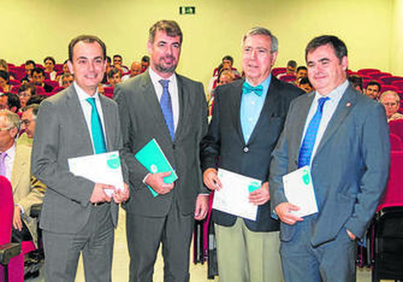 Representantes de Acia, la Junta y  la US en la presentación del informe.